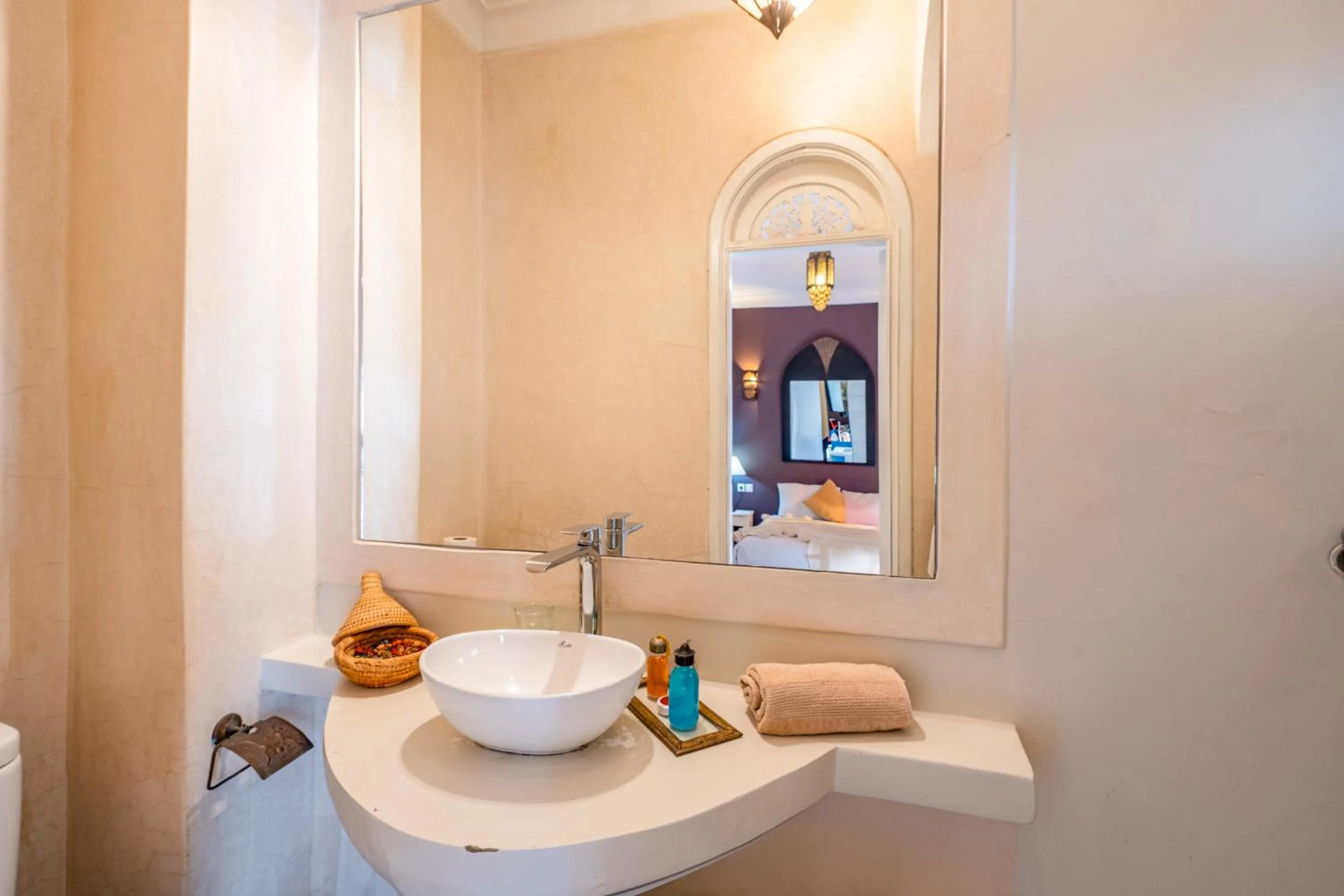 Bathroom in RIAD AWINATI Location Privatisée ,piscine chauffée , beau Rooftop