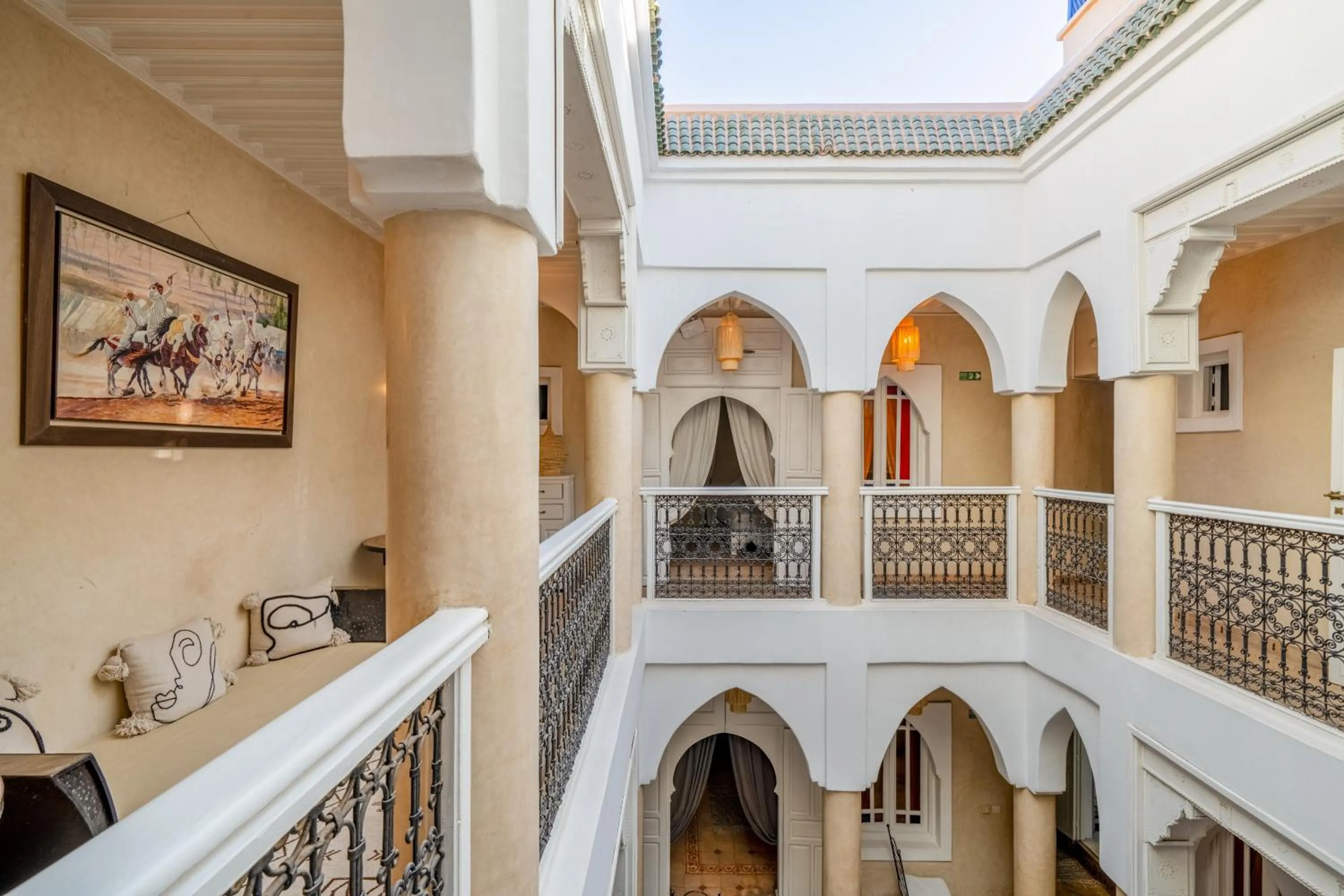 Patio in RIAD AWINATI Location Privatisée ,piscine chauffée , beau Rooftop