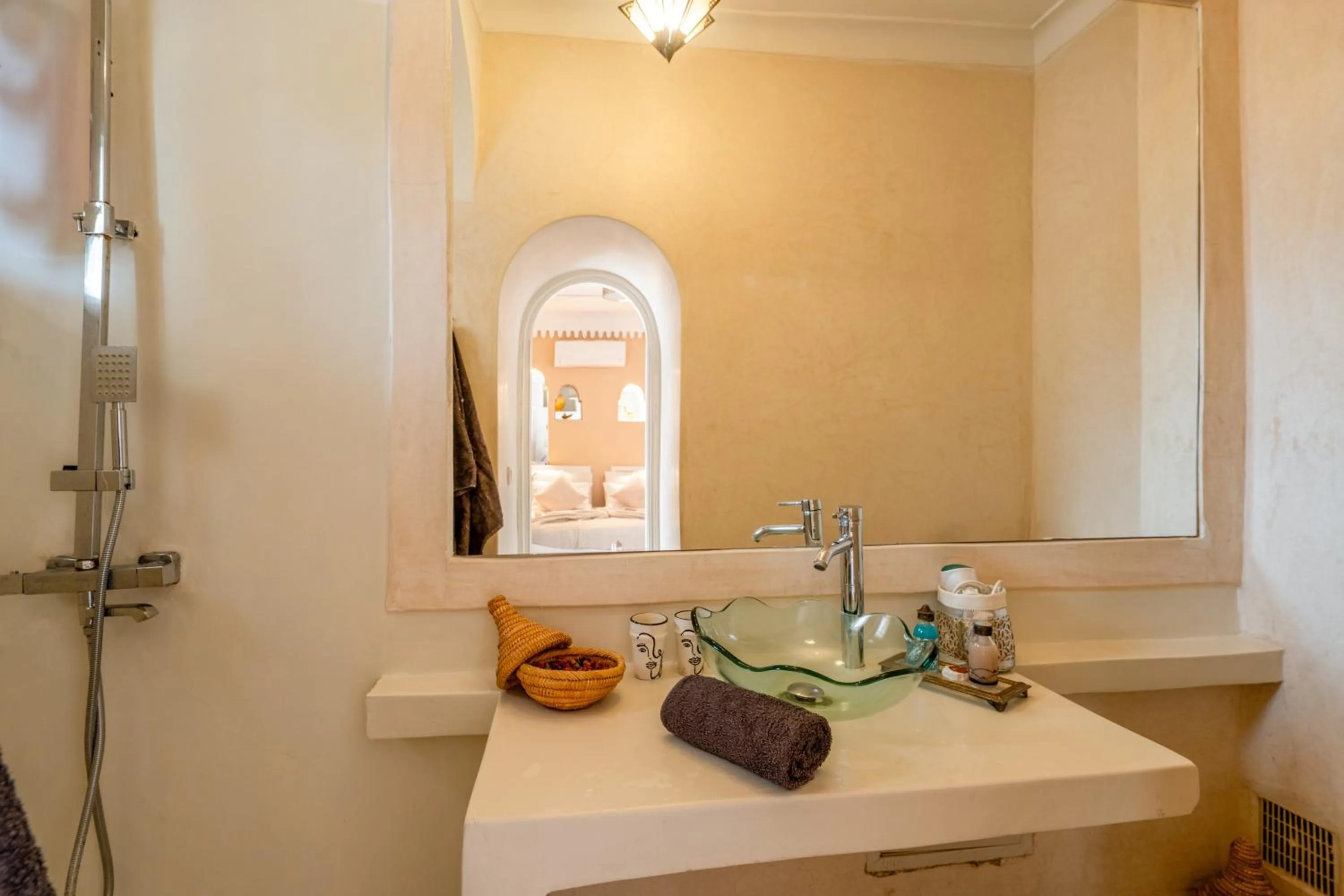 Bathroom in RIAD AWINATI Location Privatisée ,piscine chauffée , beau Rooftop