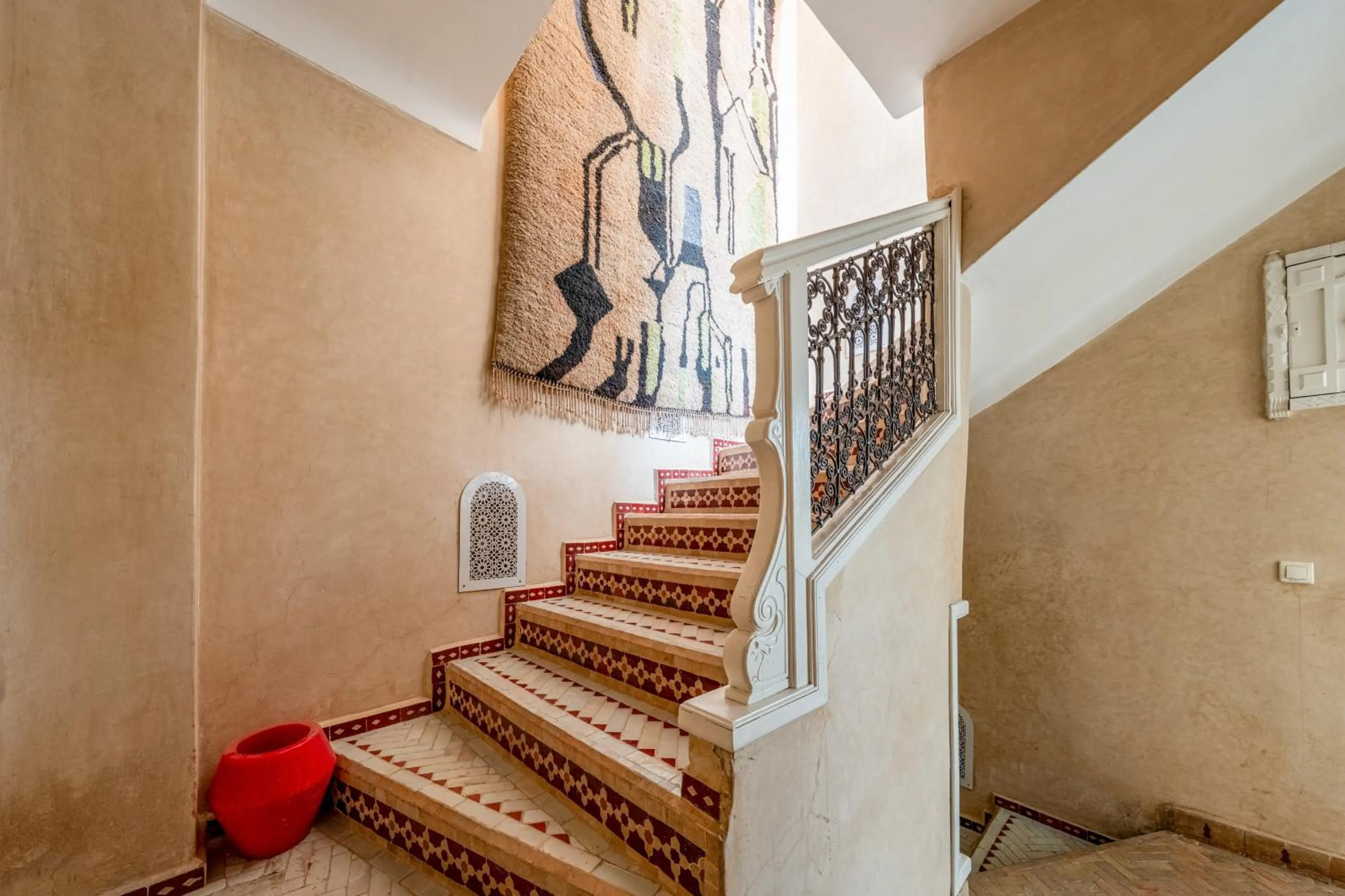 Facade/entrance in RIAD AWINATI Location Privatisée ,piscine chauffée , beau Rooftop