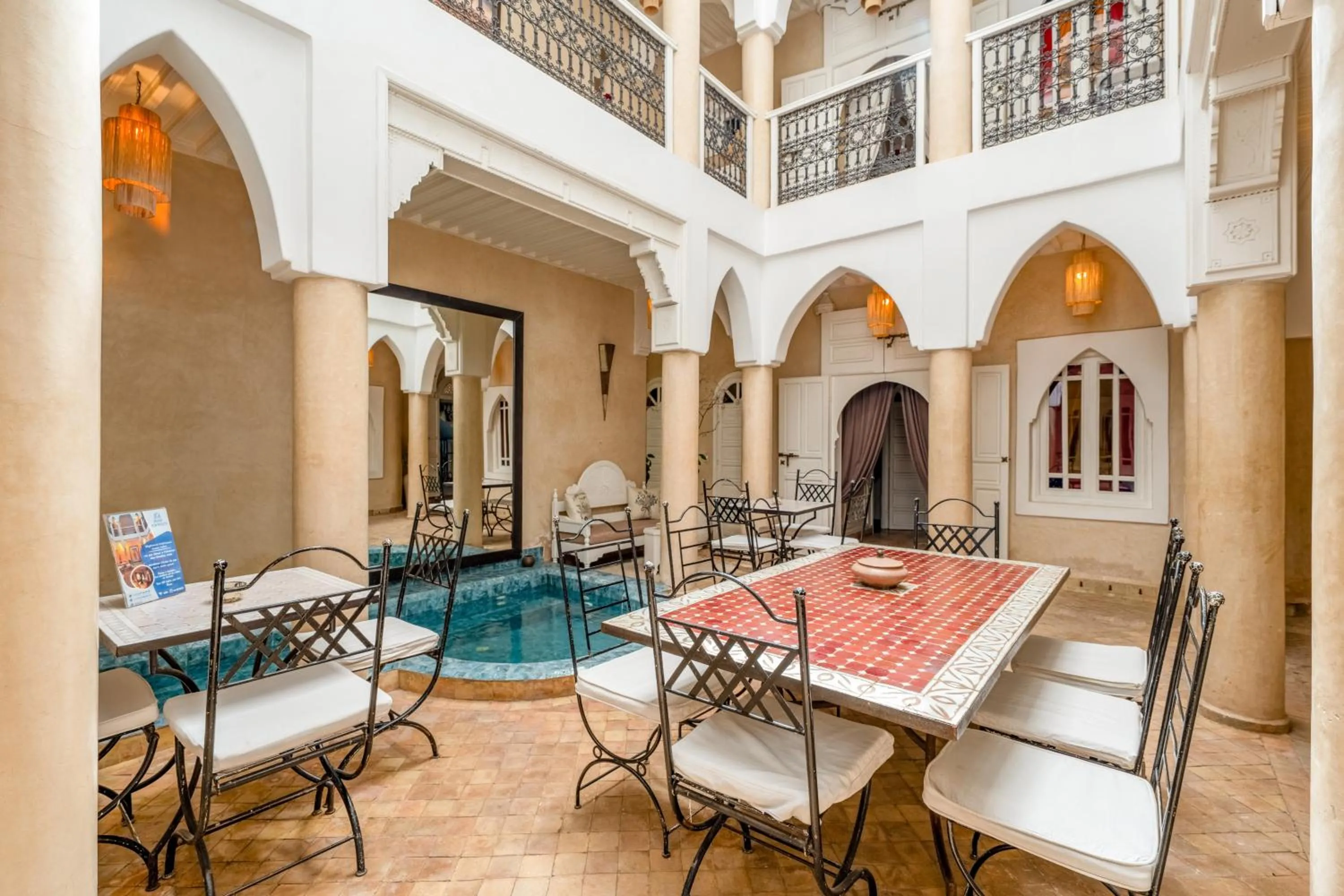 Patio in RIAD AWINATI Location Privatisée ,piscine chauffée , beau Rooftop