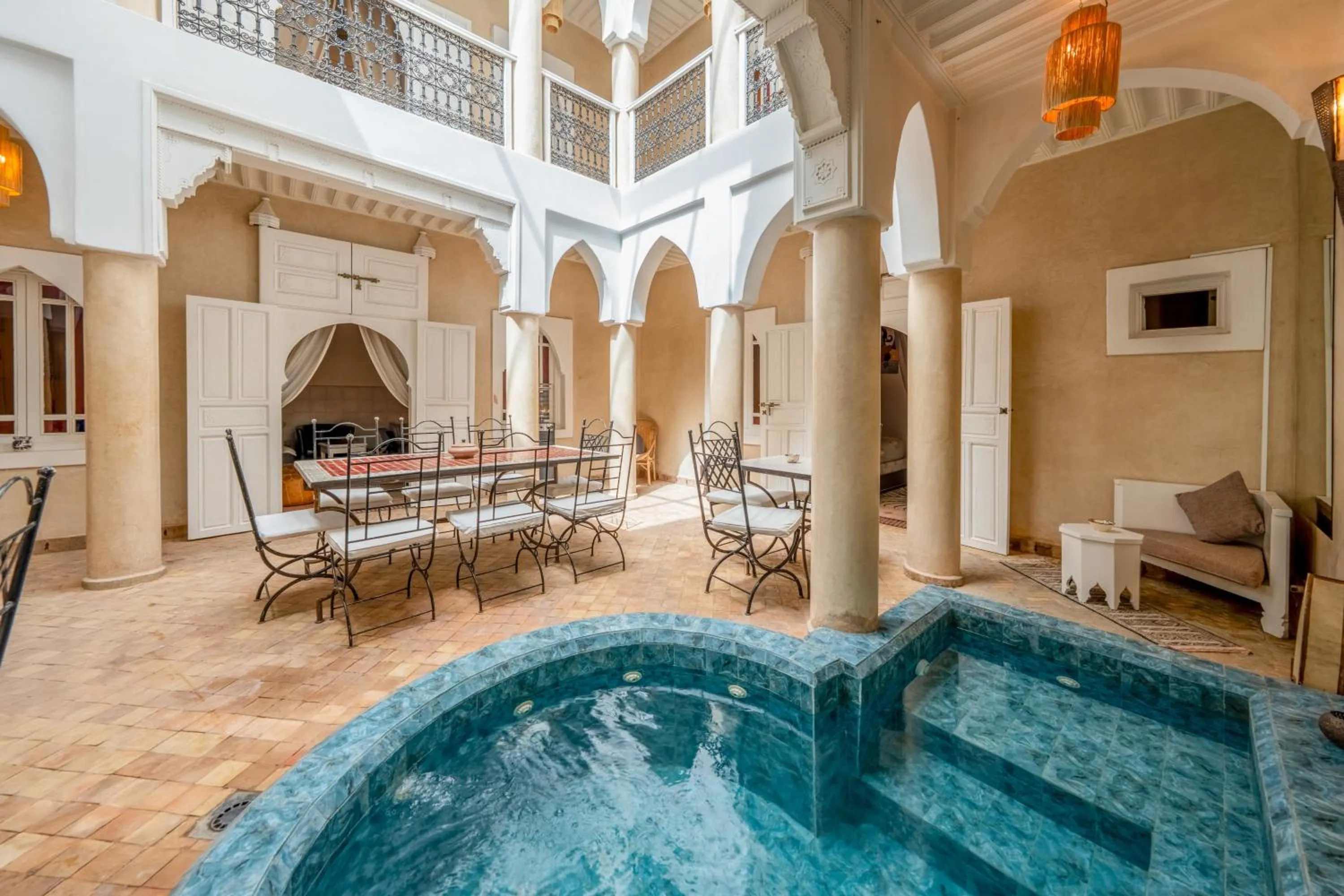 Patio in RIAD AWINATI Location Privatisée ,piscine chauffée , beau Rooftop