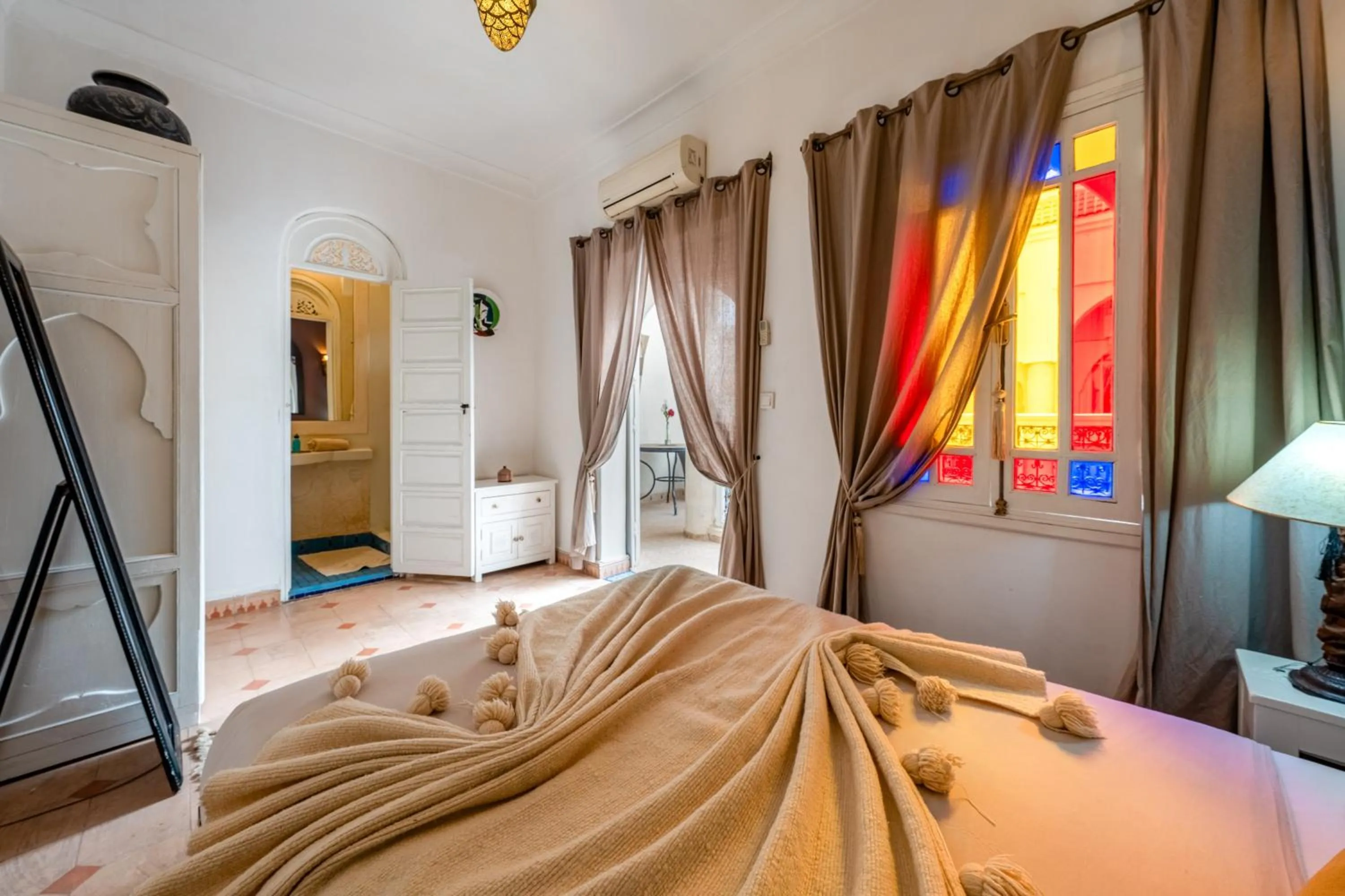 Photo of the whole room, Bed in RIAD AWINATI Location Privatisée ,piscine chauffée , beau Rooftop