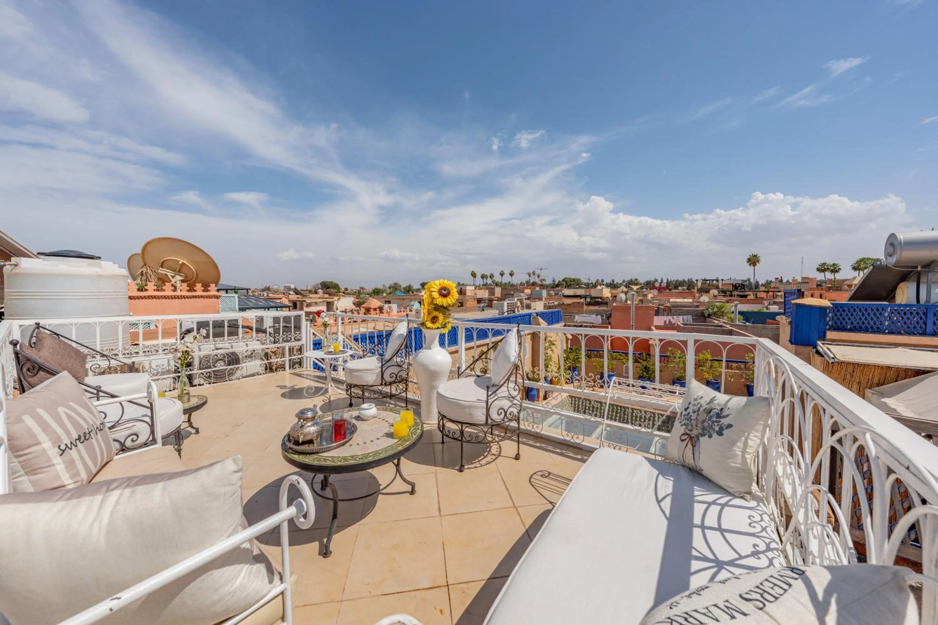 Patio in RIAD AWINATI Location Privatisée ,piscine chauffée , beau Rooftop