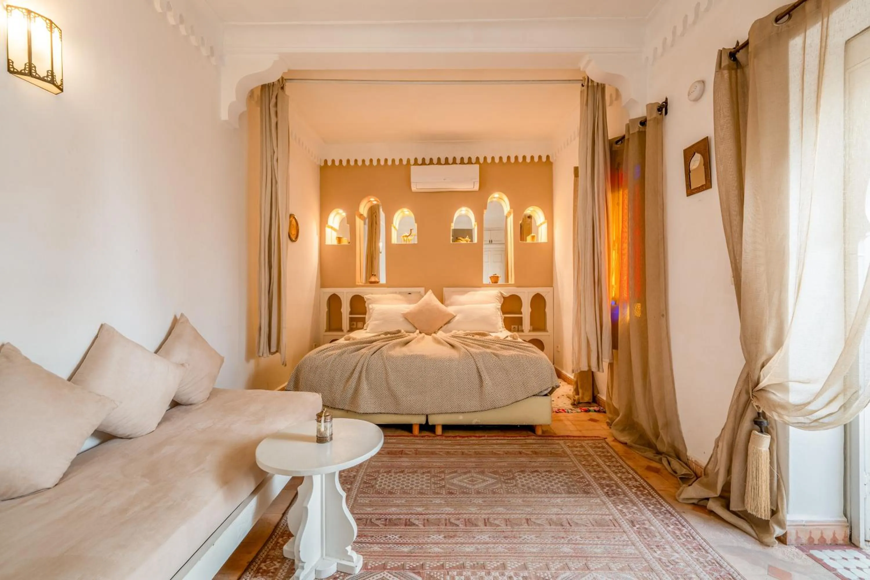 Bed in RIAD AWINATI Location Privatisée ,piscine chauffée , beau Rooftop