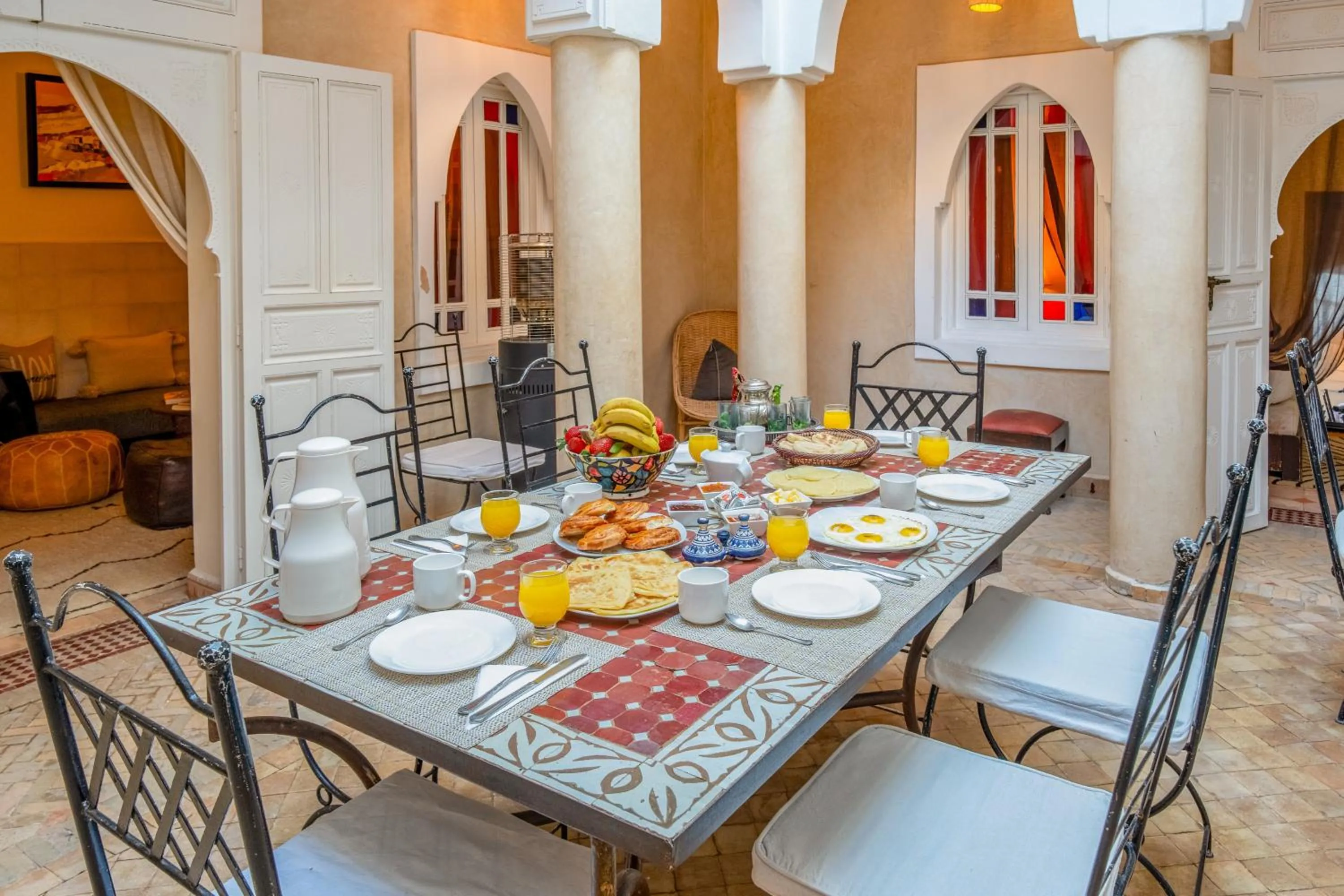 Food and drinks in RIAD AWINATI Location Privatisée ,piscine chauffée , beau Rooftop