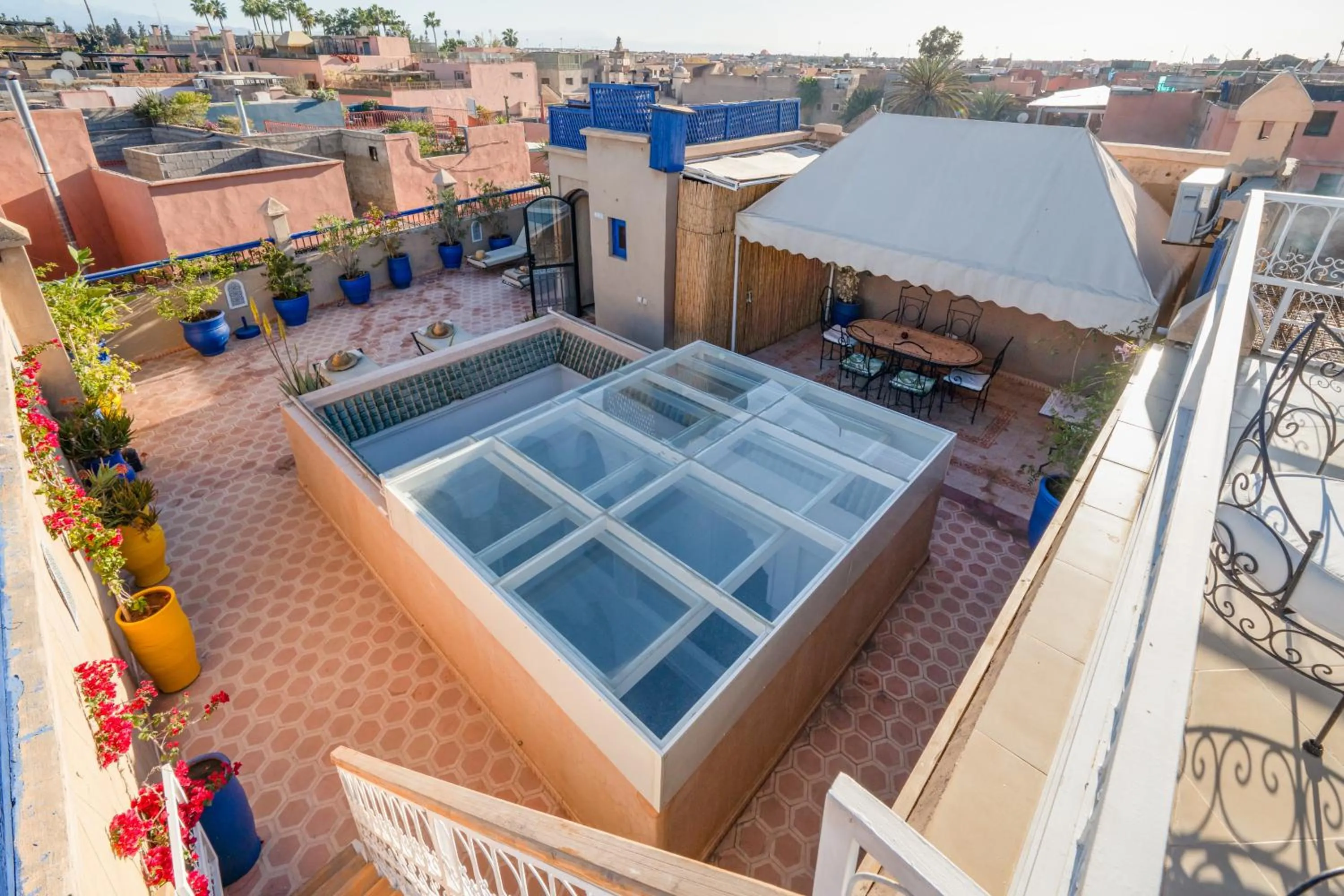 Property building in RIAD AWINATI Location Privatisée ,piscine chauffée , beau Rooftop