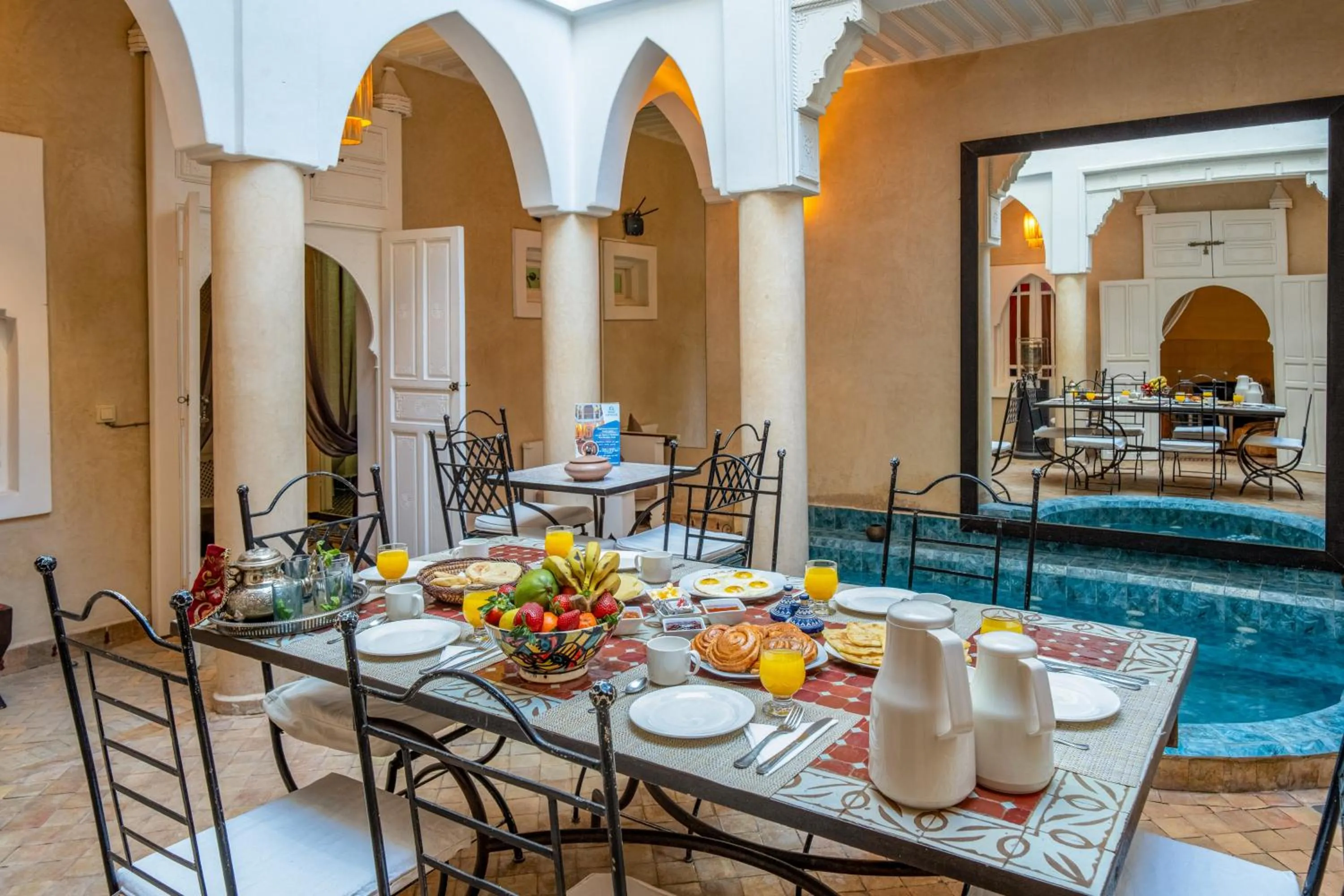 Breakfast in RIAD AWINATI Location Privatisée ,piscine chauffée , beau Rooftop