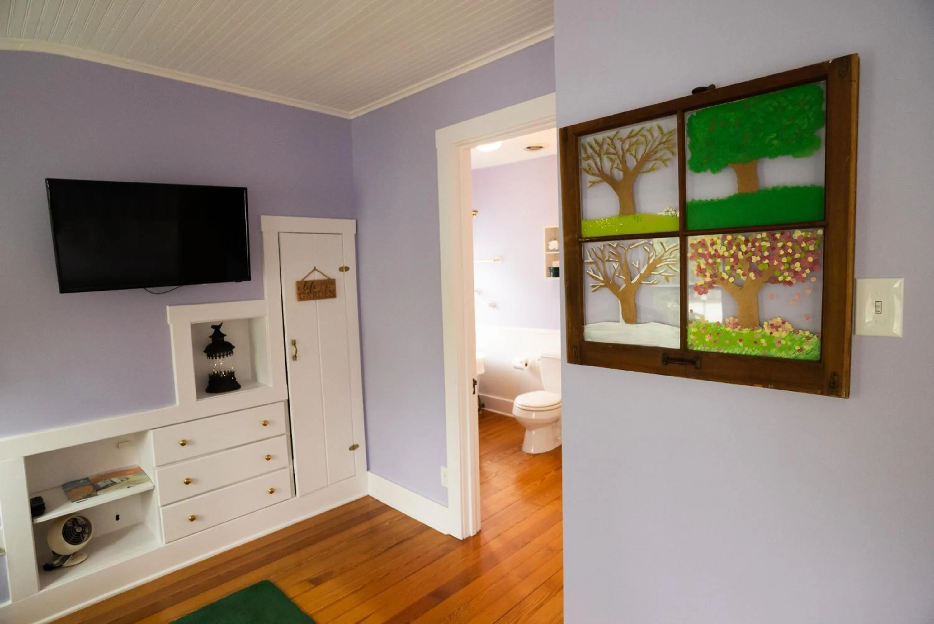 TV and multimedia in Garden Grove Inn Bed and Breakfast