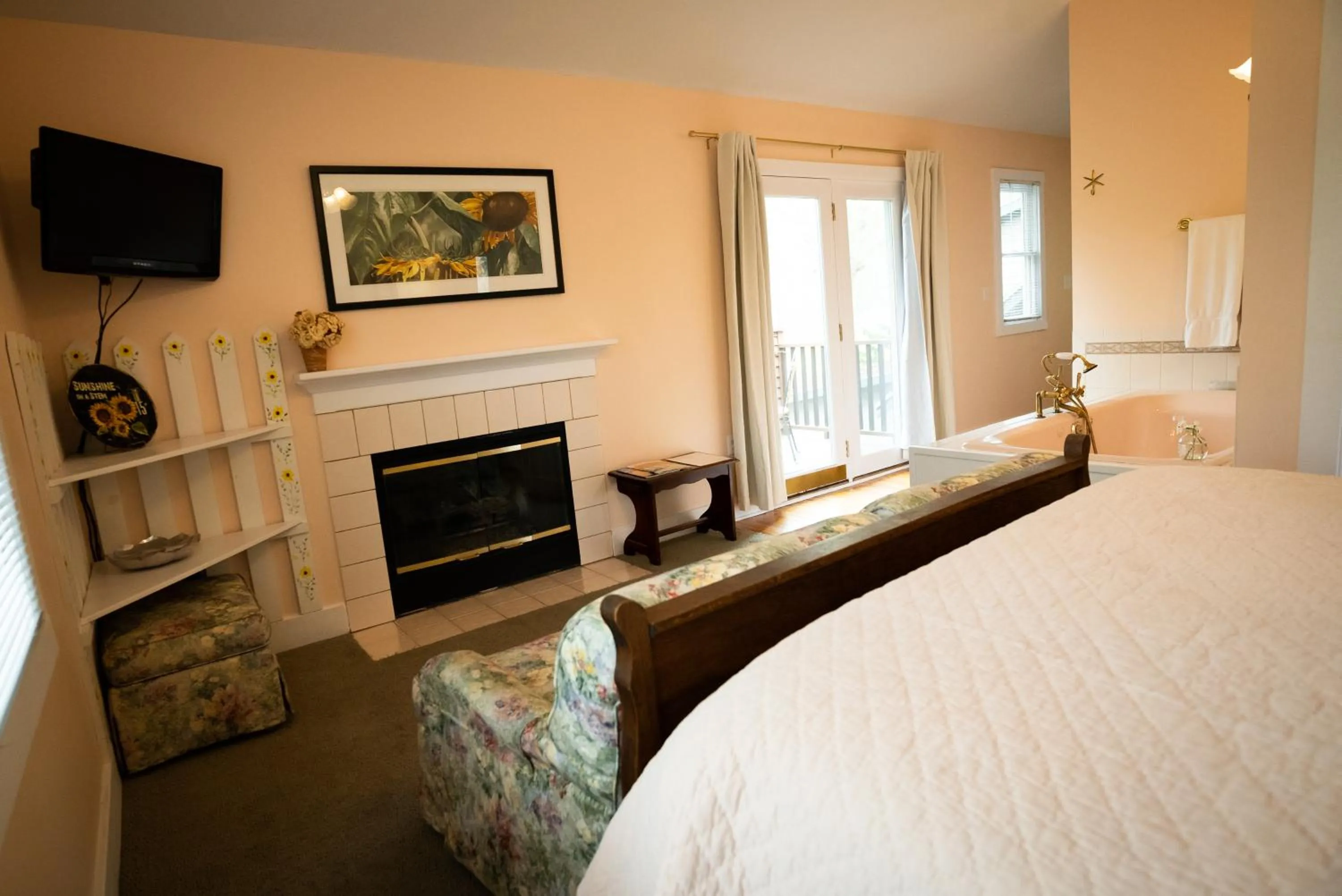 TV and multimedia, Bed in Garden Grove Inn Bed and Breakfast