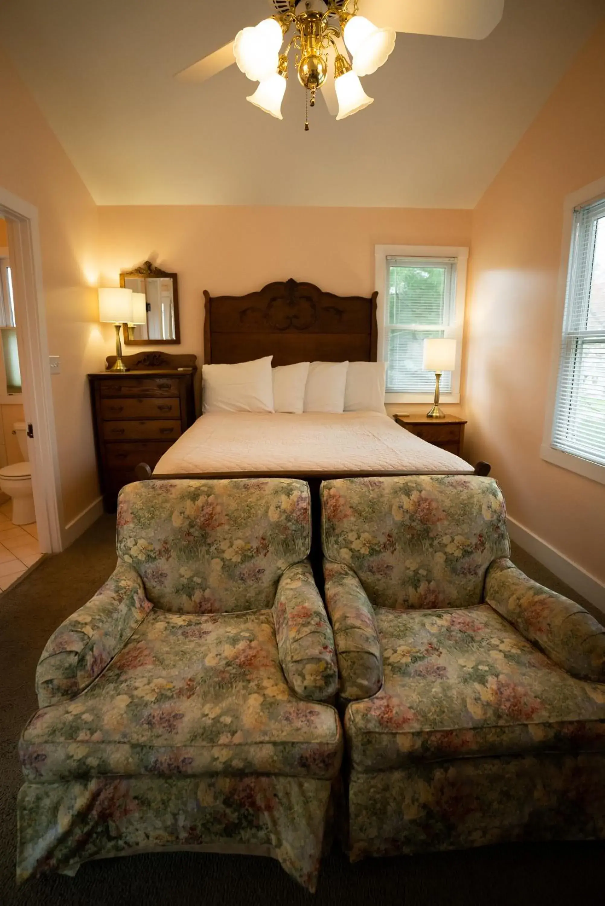 Queen Room with Spa Bath in Garden Grove Inn Bed and Breakfast Queen Room with Spa Bath in Garden Grove Inn Bed and Breakfast