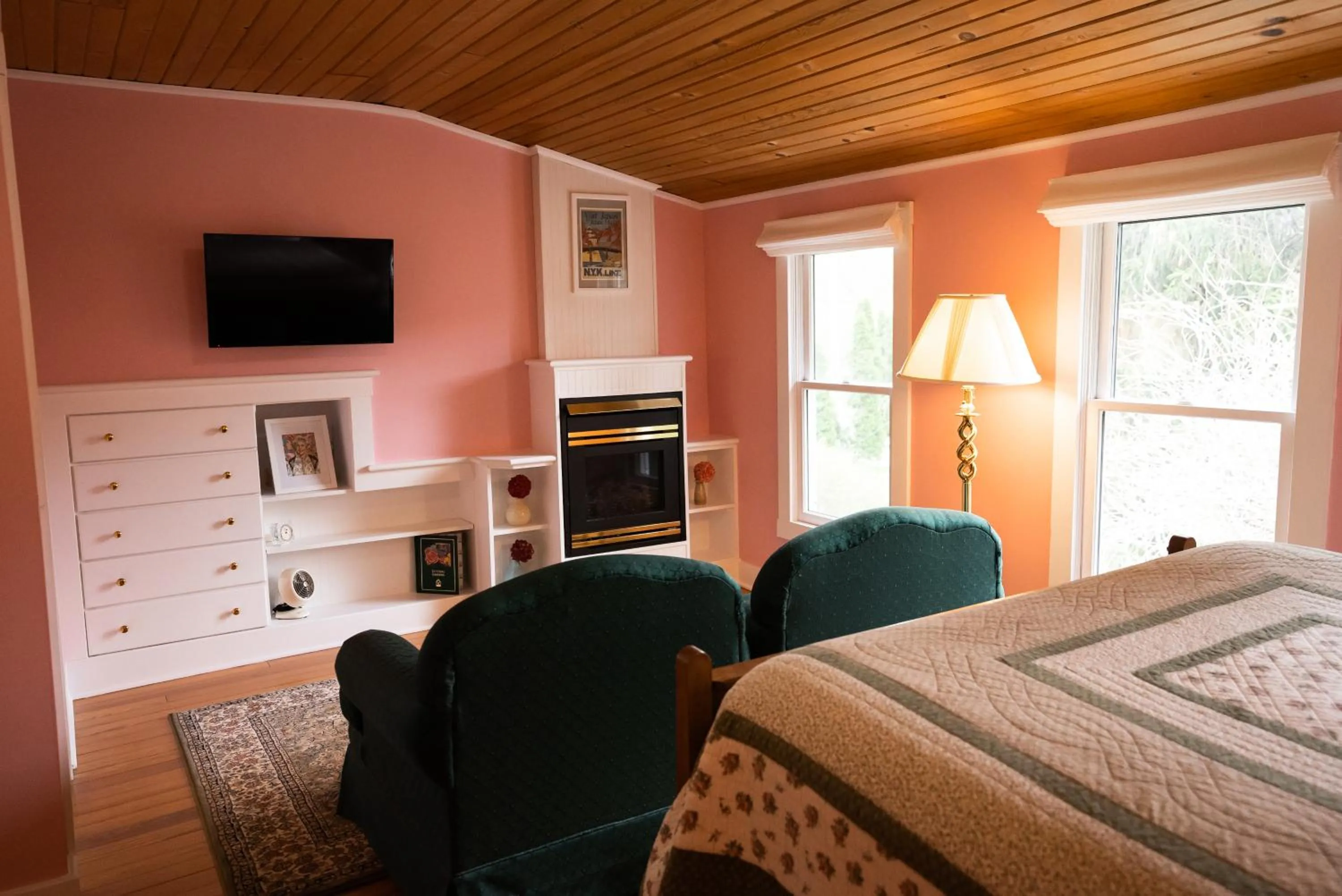 TV and multimedia, Bed in Garden Grove Inn Bed and Breakfast