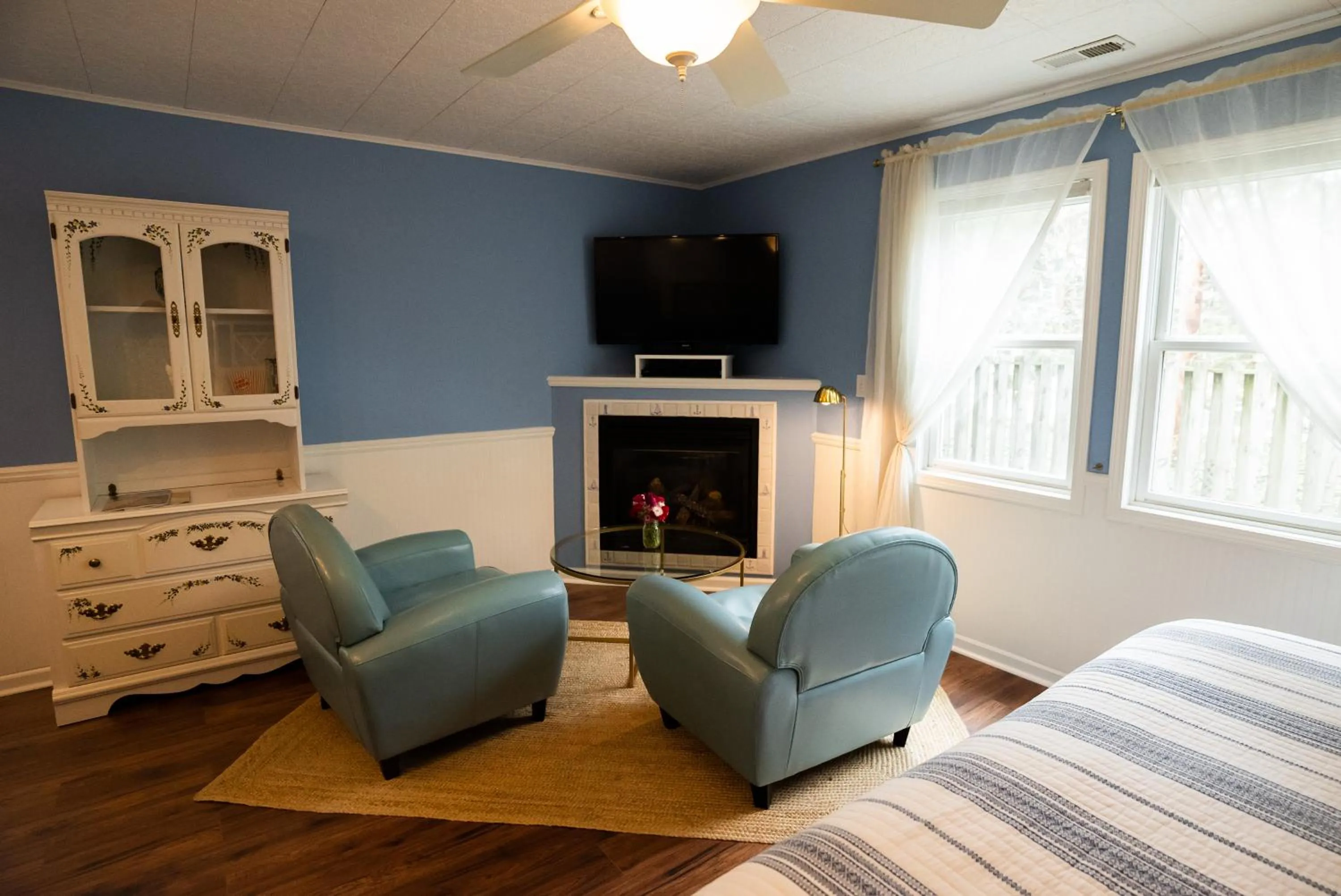 TV and multimedia, Bed in Garden Grove Inn Bed and Breakfast