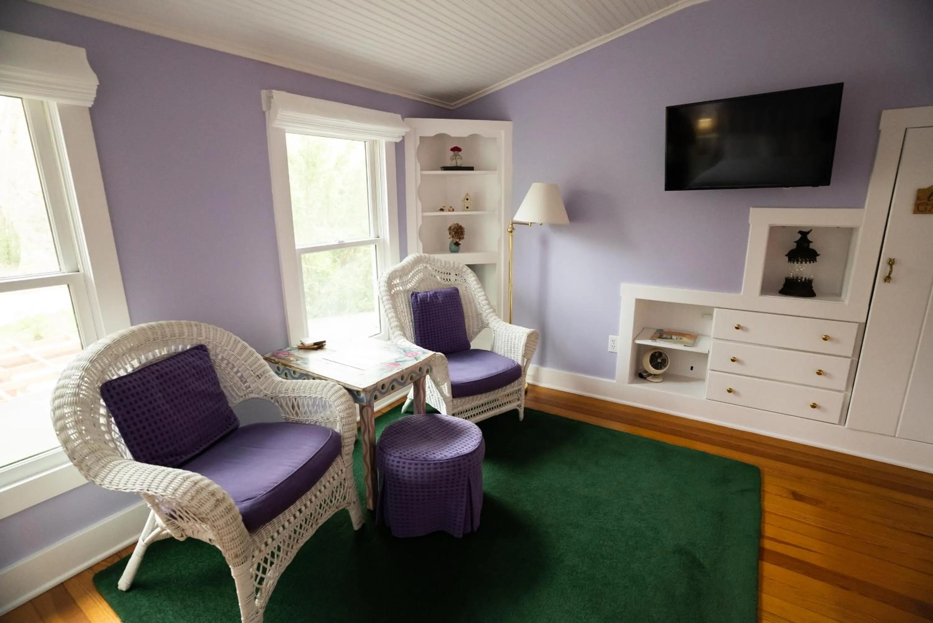 TV and multimedia in Garden Grove Inn Bed and Breakfast