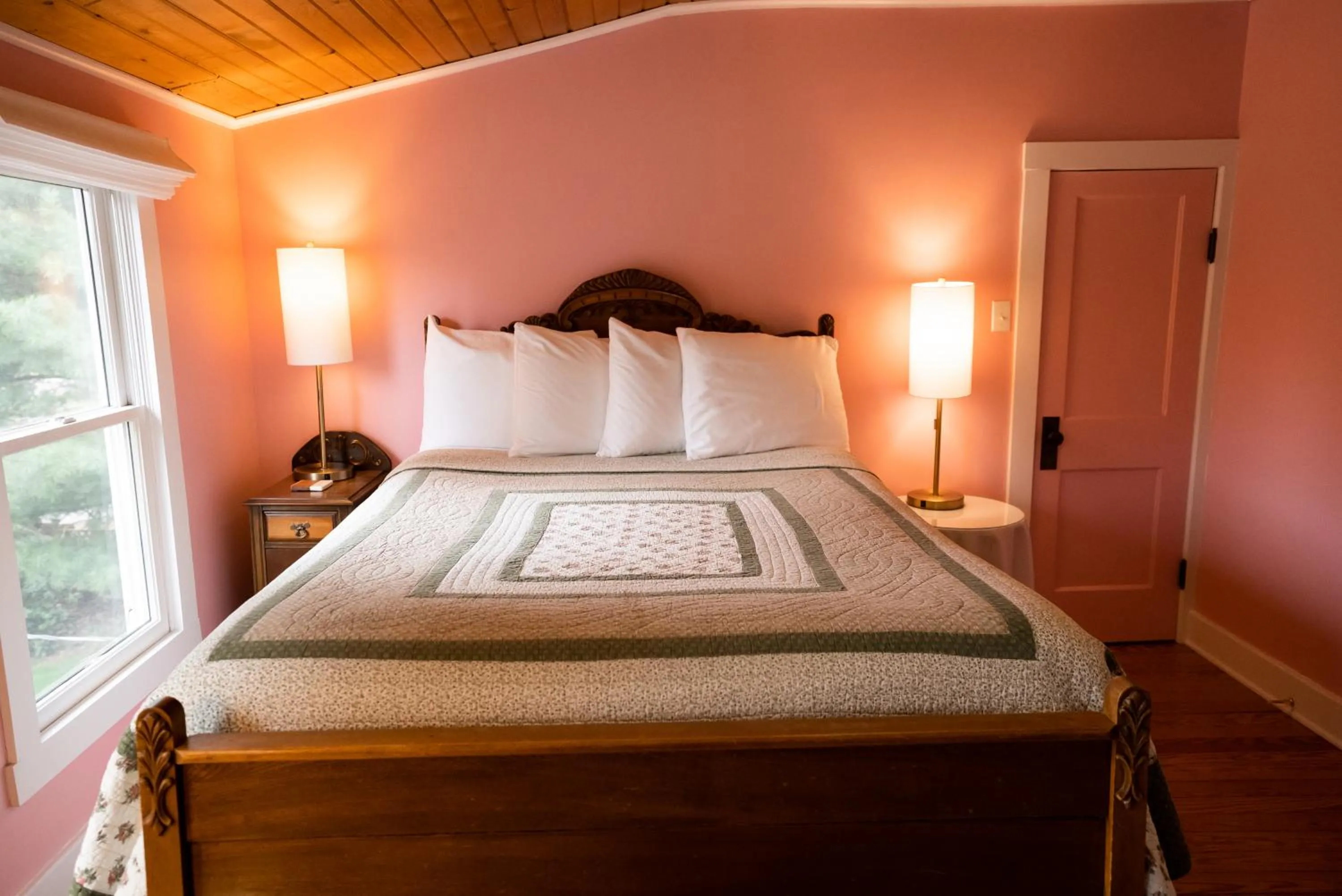 Bed in Garden Grove Inn Bed and Breakfast