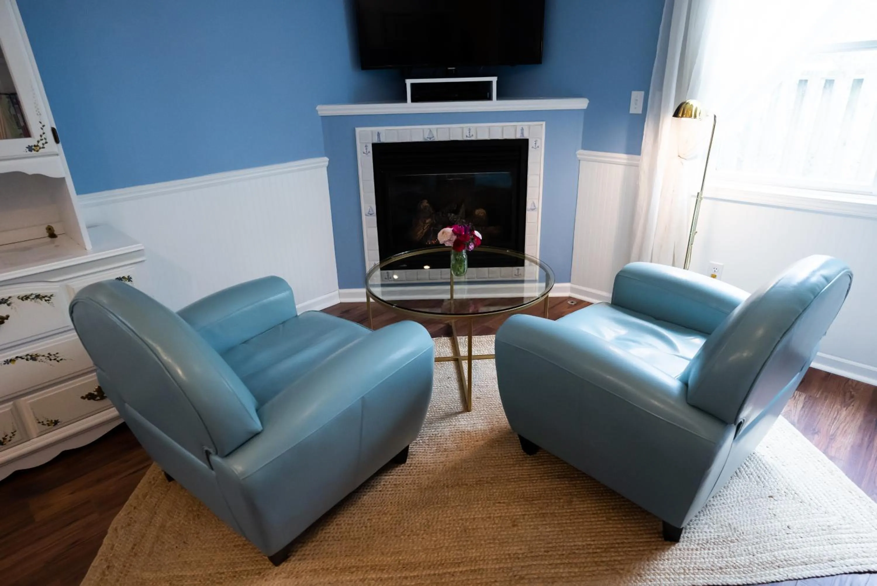 TV and multimedia in Garden Grove Inn Bed and Breakfast