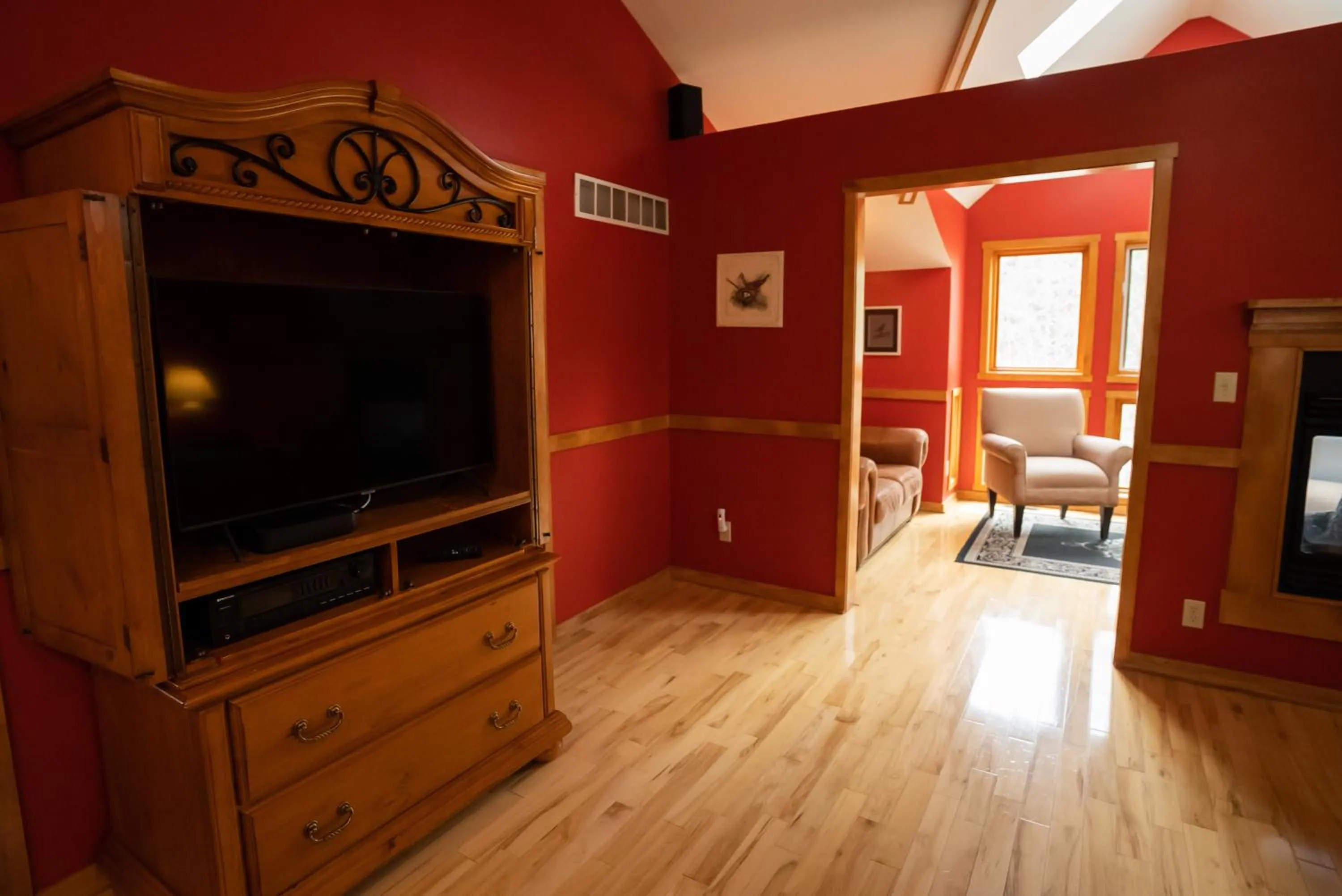 TV and multimedia, Bed in Garden Grove Inn Bed and Breakfast