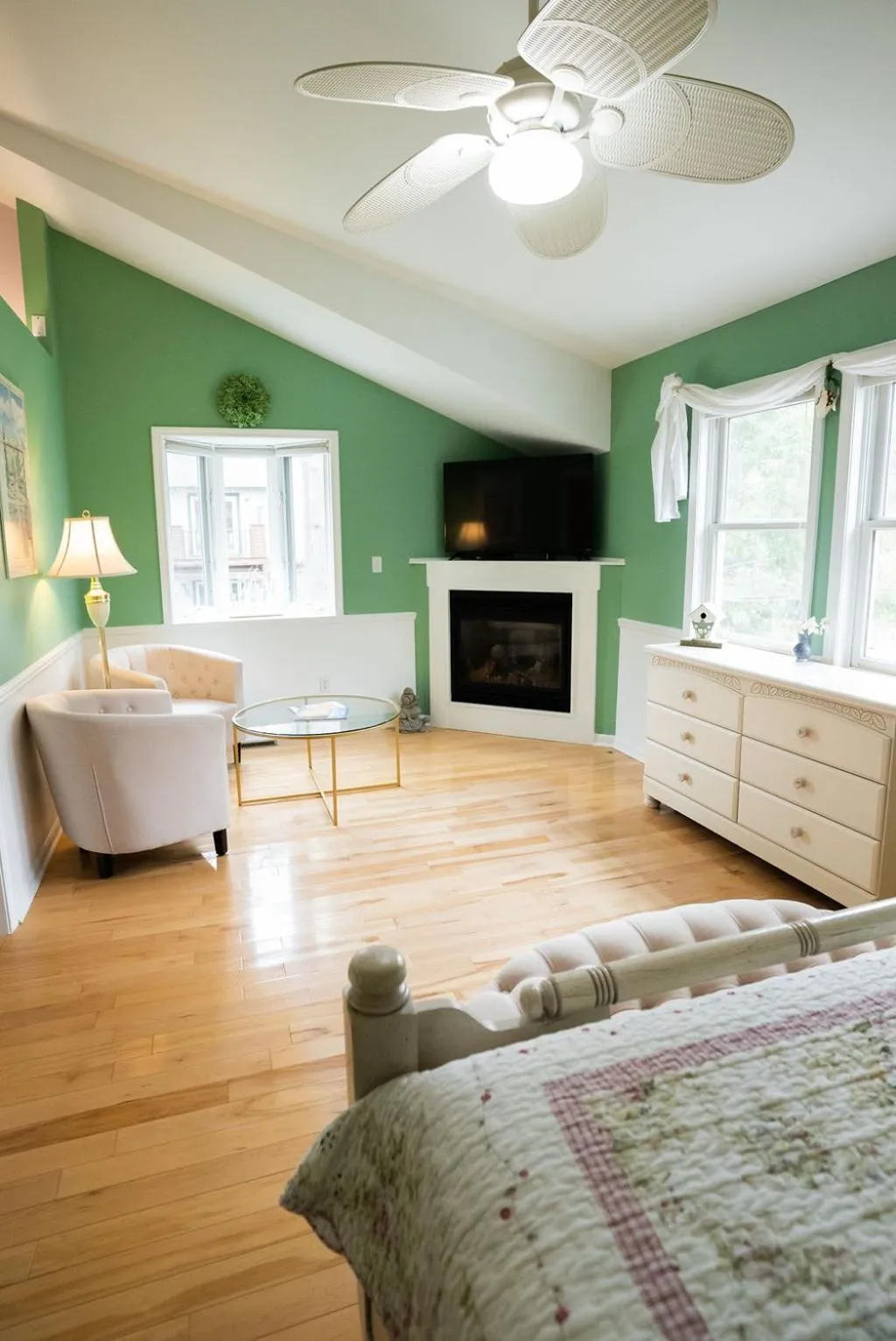 TV and multimedia, Bed in Garden Grove Inn Bed and Breakfast