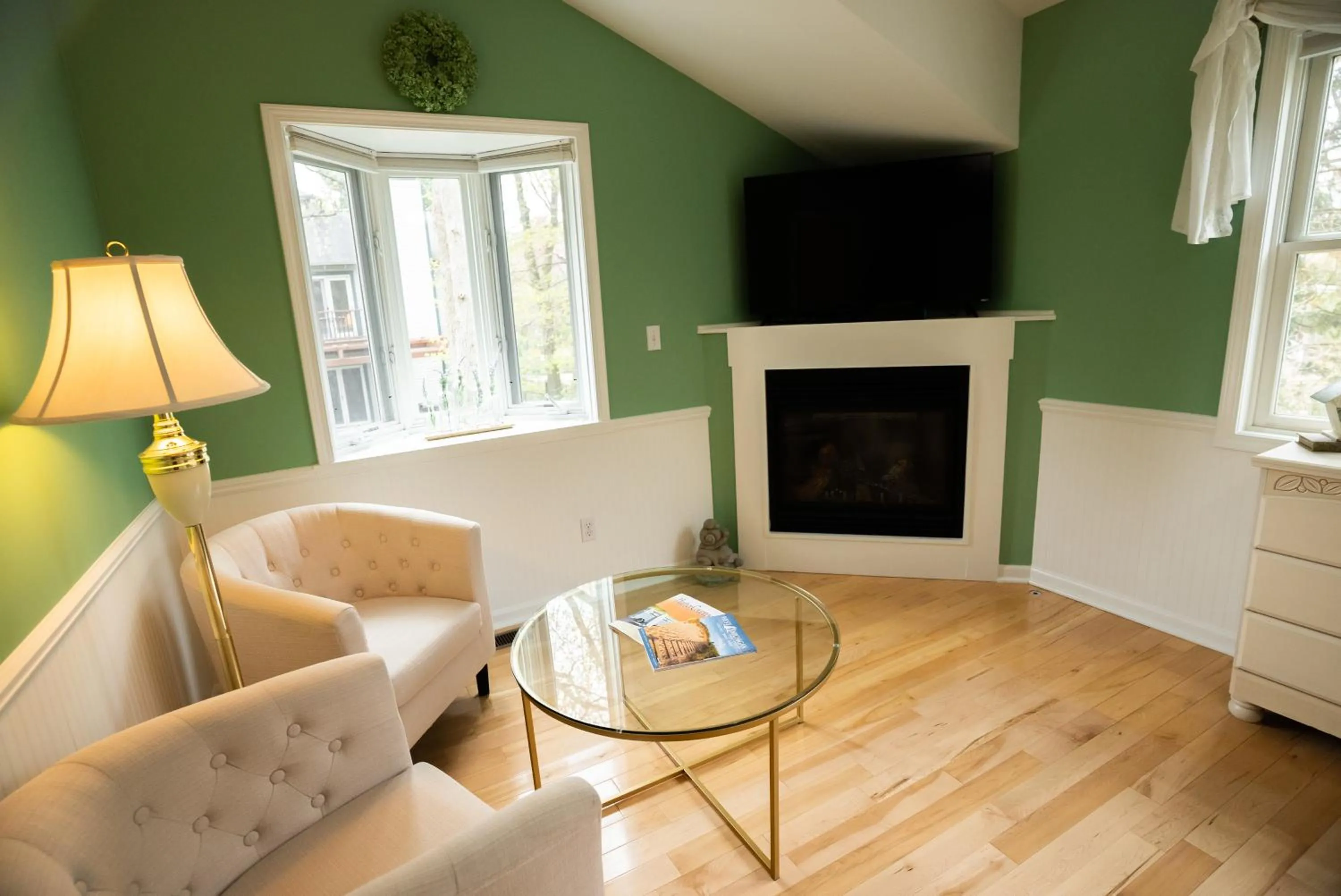 TV and multimedia in Garden Grove Inn Bed and Breakfast