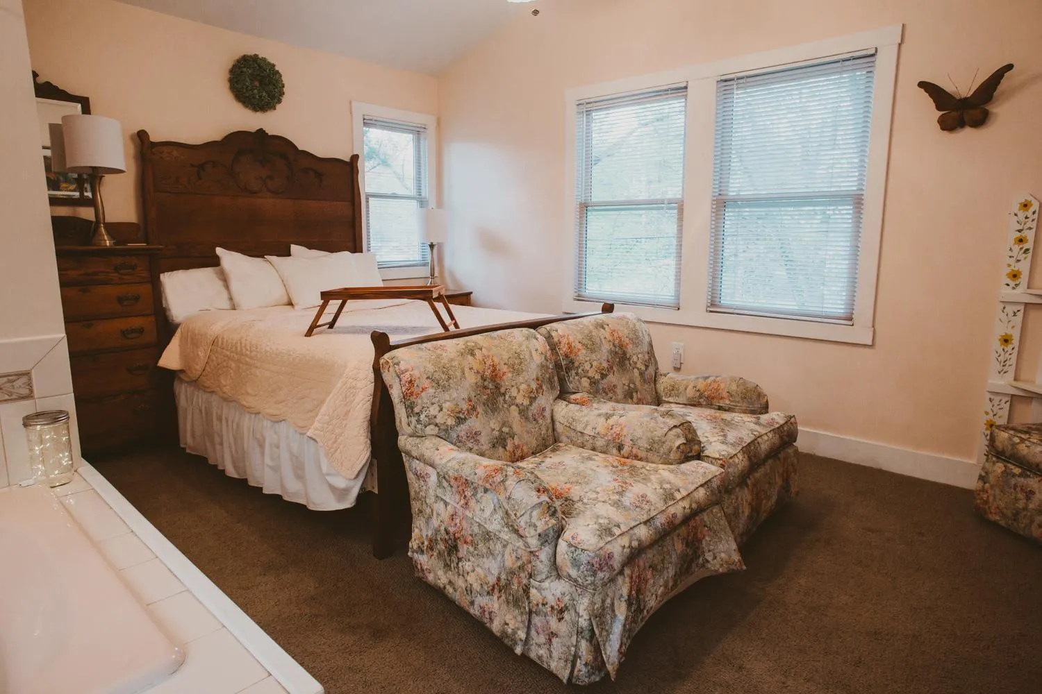 Photo of the whole room, Bed in Garden Grove Inn Bed and Breakfast