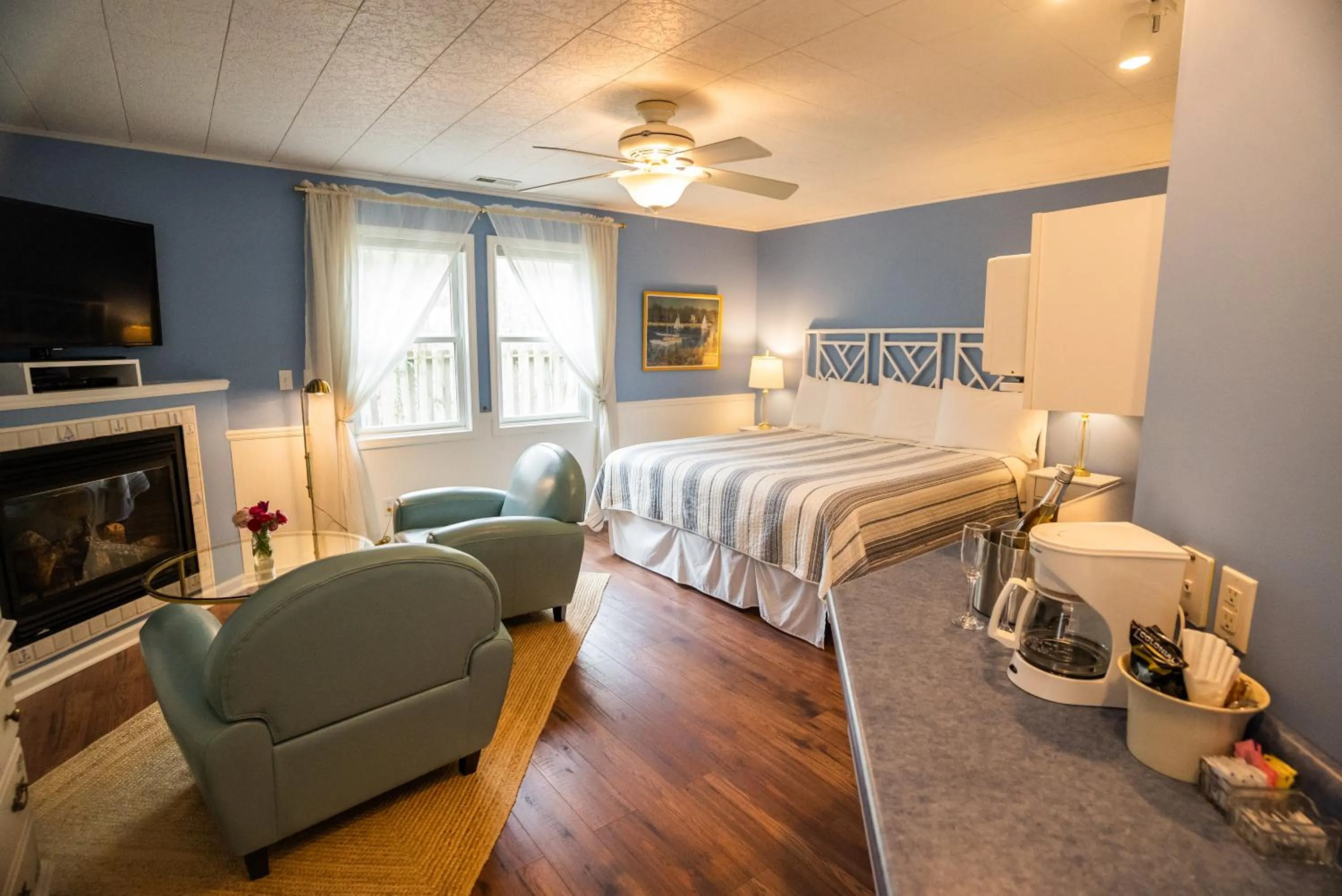 Bedroom, Bed in Garden Grove Inn Bed and Breakfast