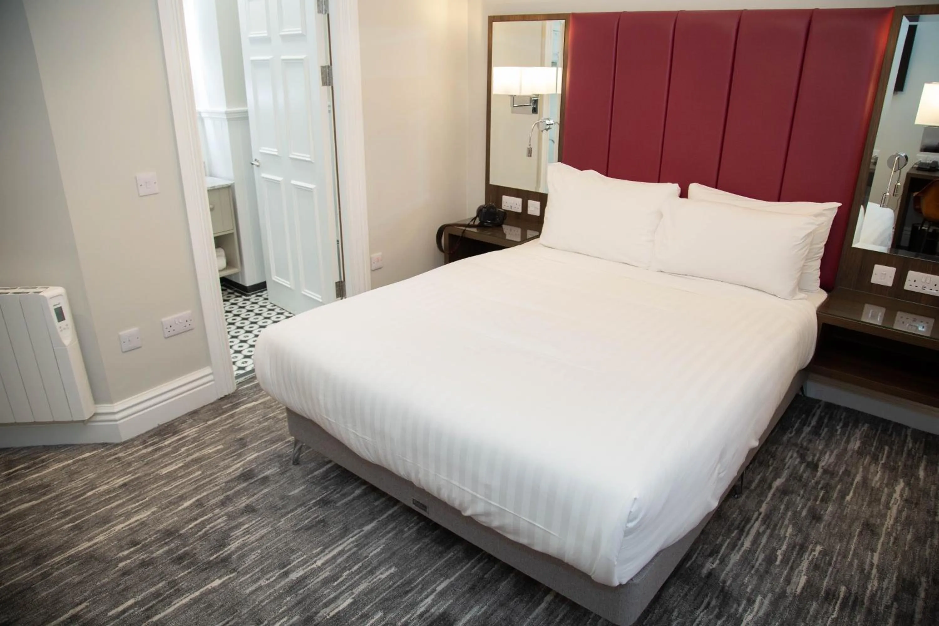 Shower, Bed in Commodore Hotel