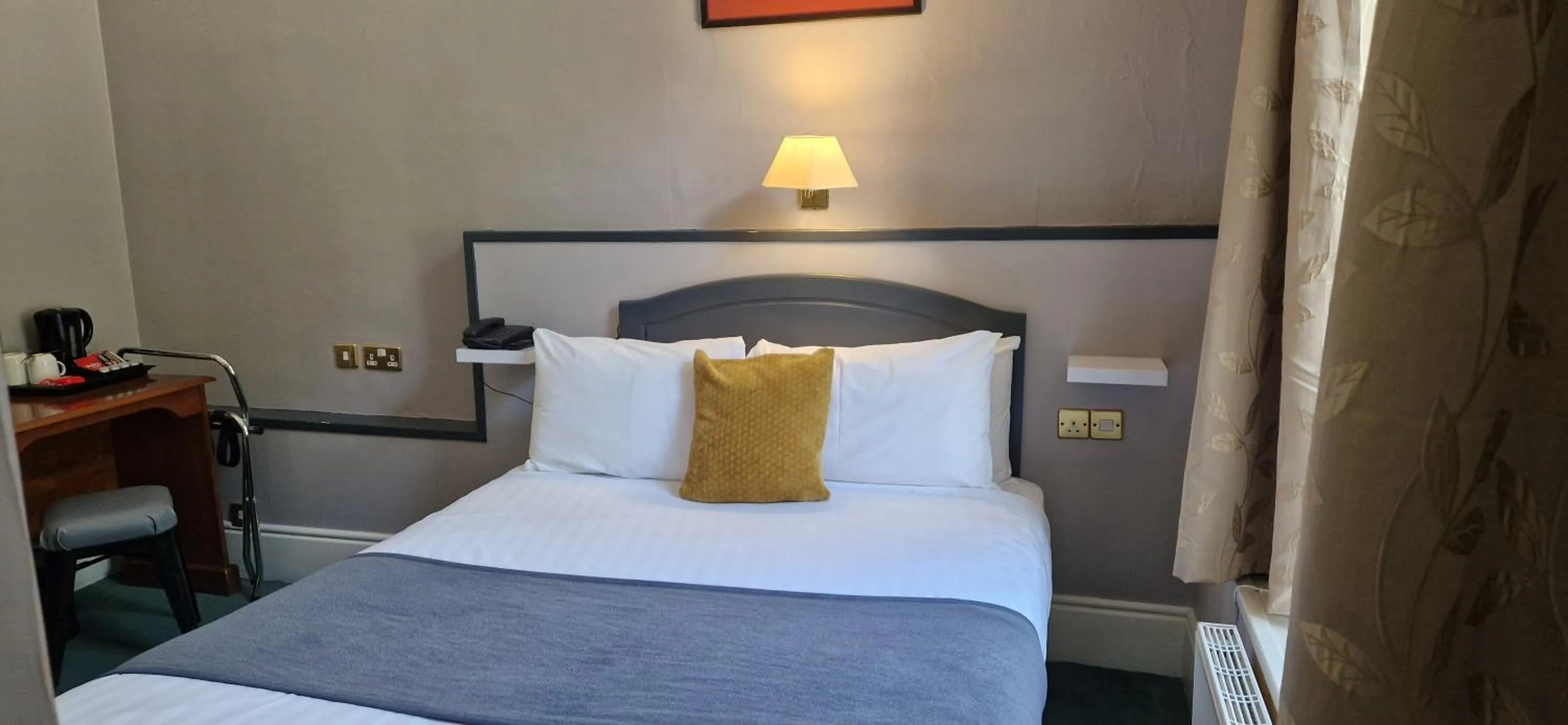 Bedroom, Bed in Commodore Hotel