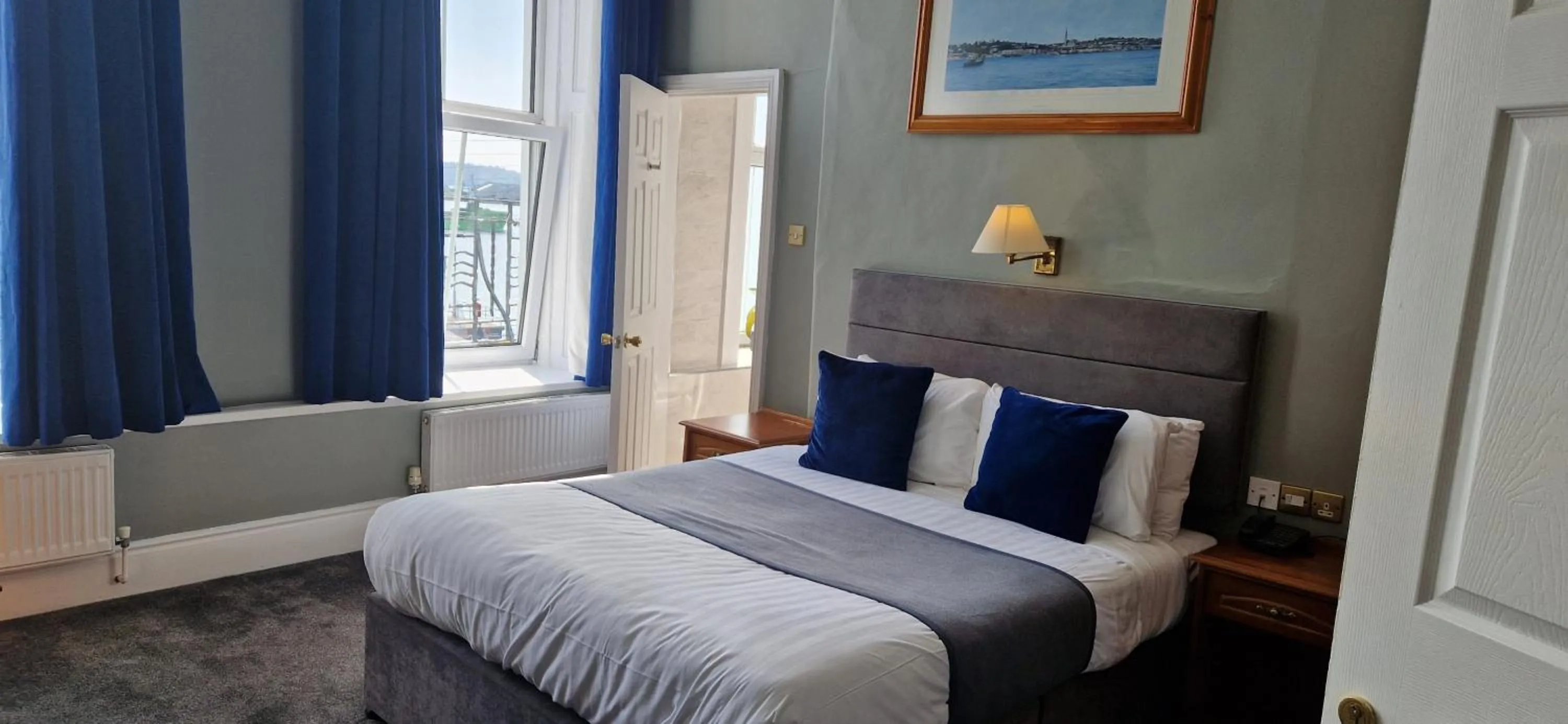 Bedroom, Bed in Commodore Hotel