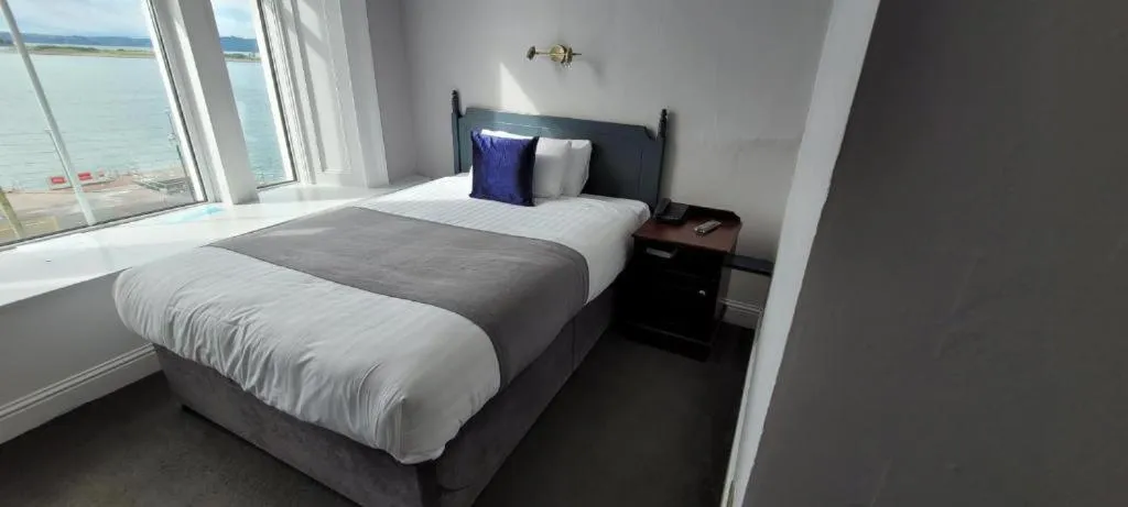 Bedroom, Bed in Commodore Hotel