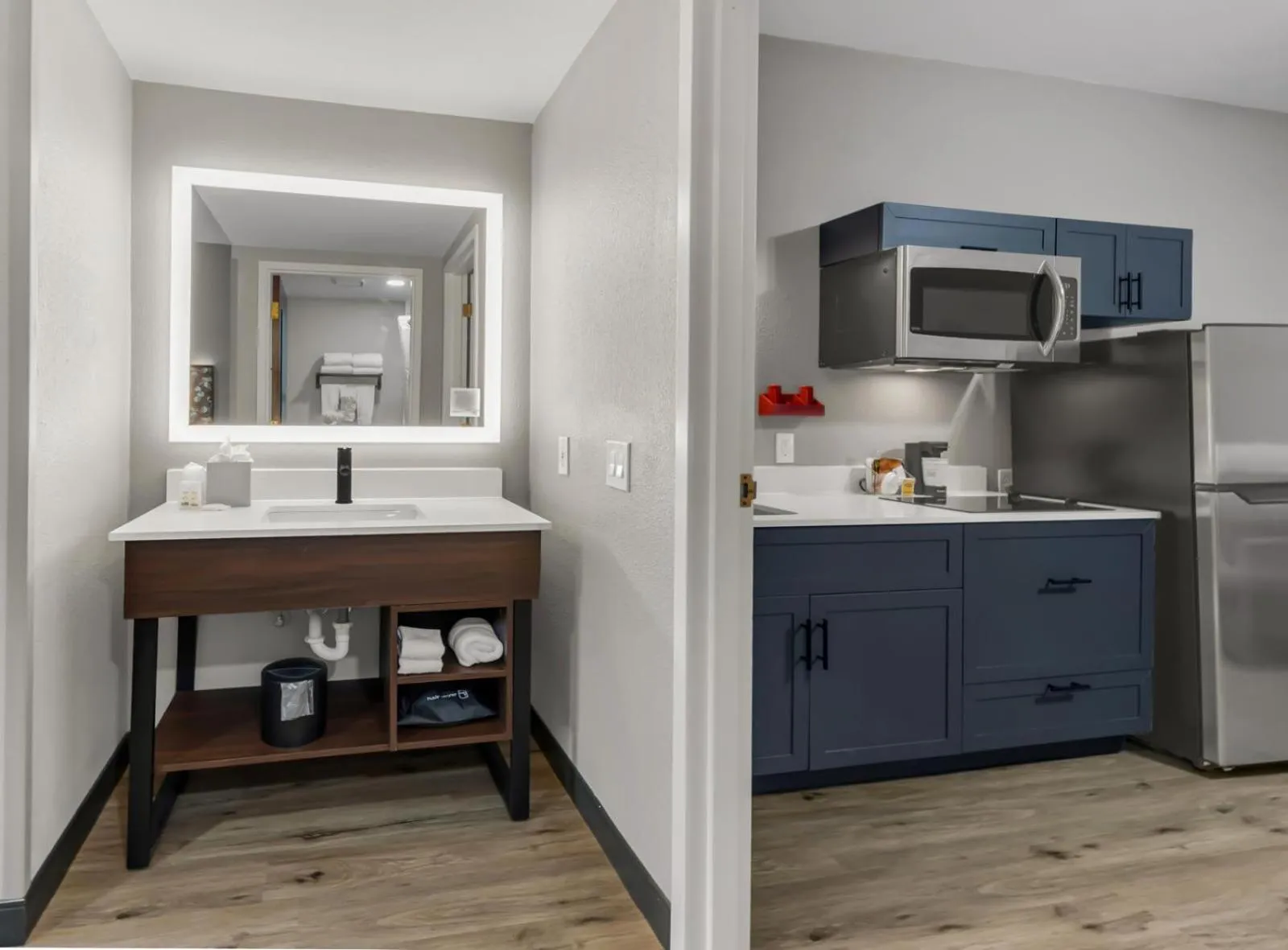 Kitchen or kitchenette in Hawthorn Extended Stay by Wyndham College Station