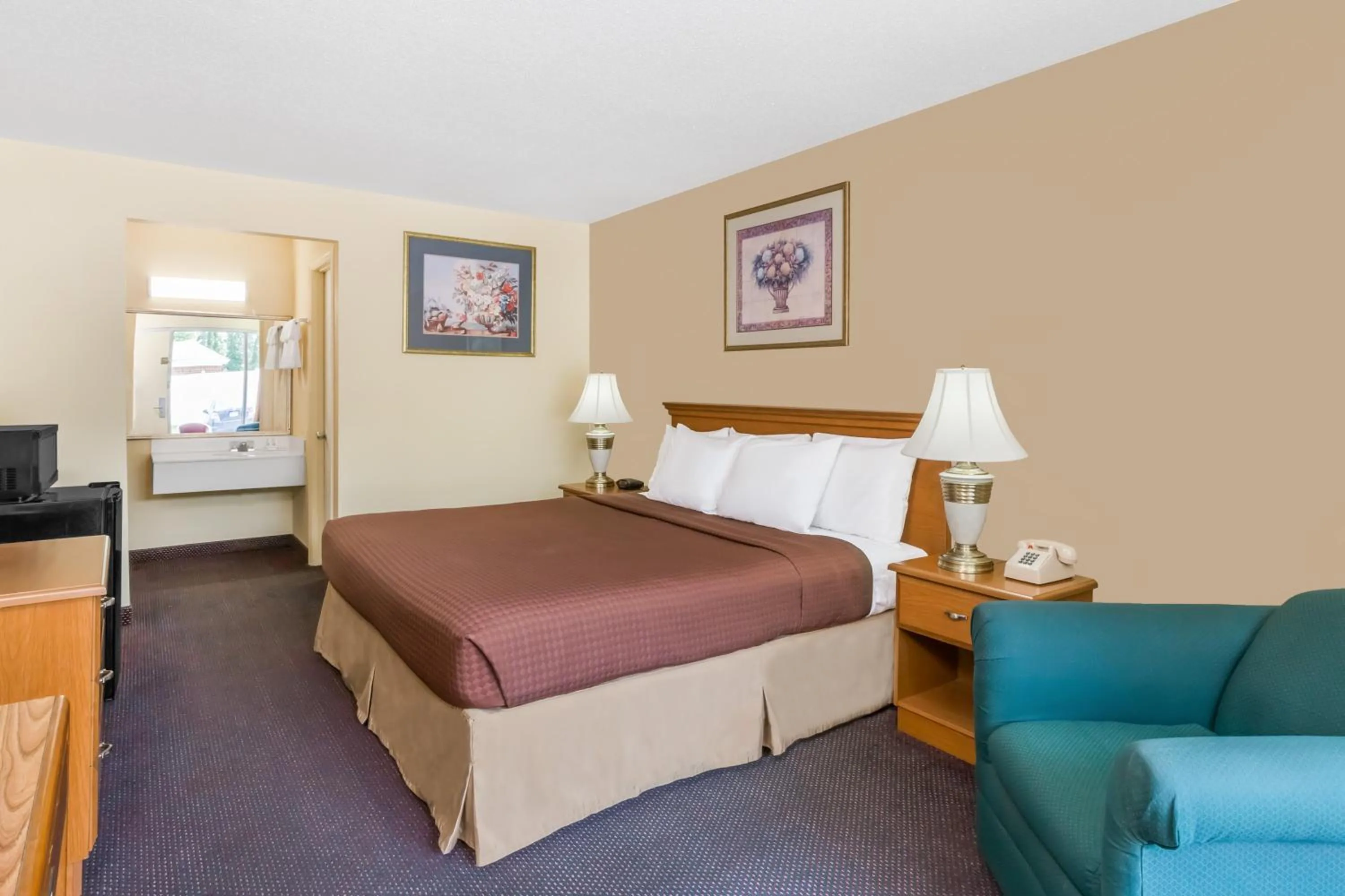 Bedroom in Days Inn by Wyndham Christiansburg