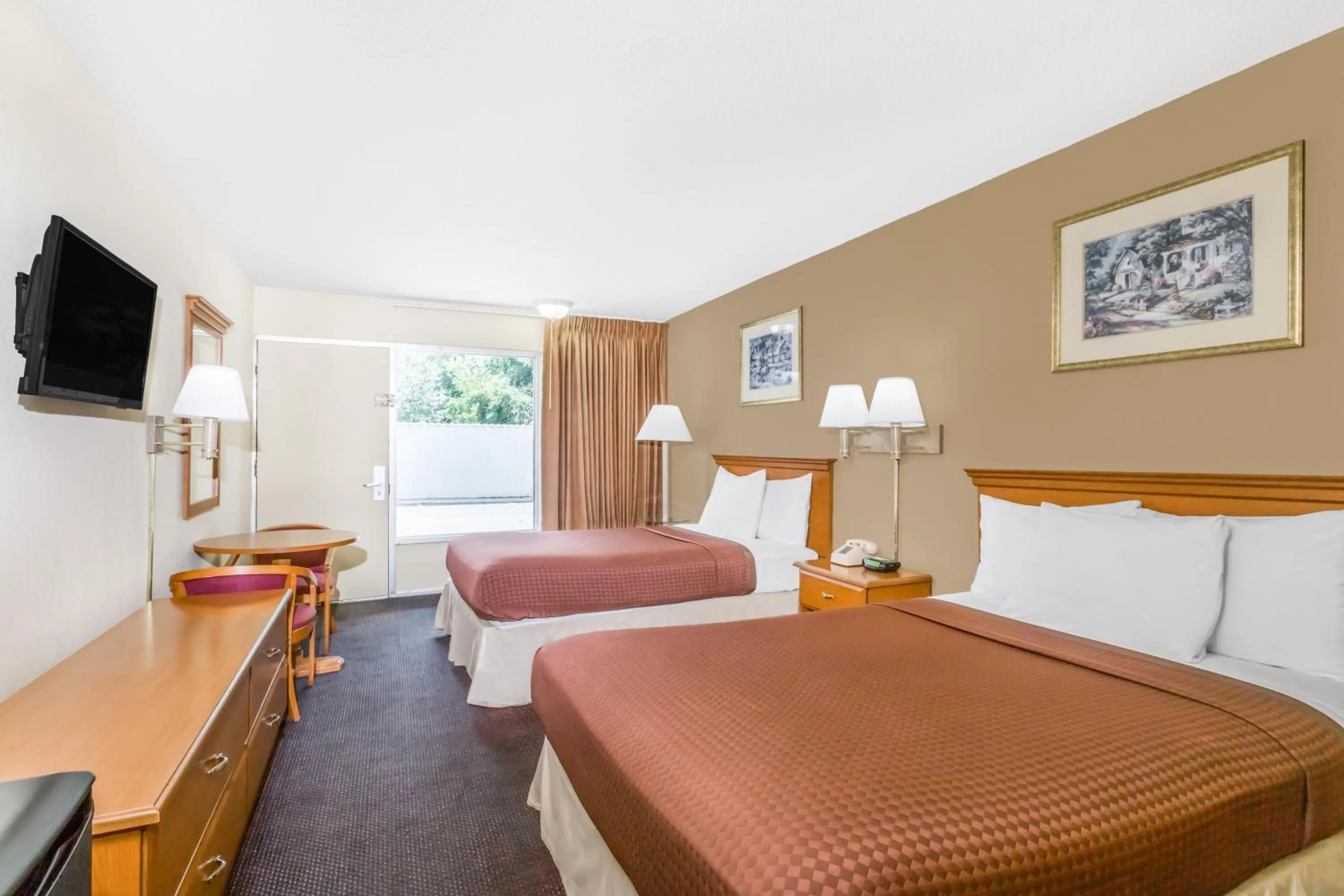 Bedroom in Days Inn by Wyndham Christiansburg