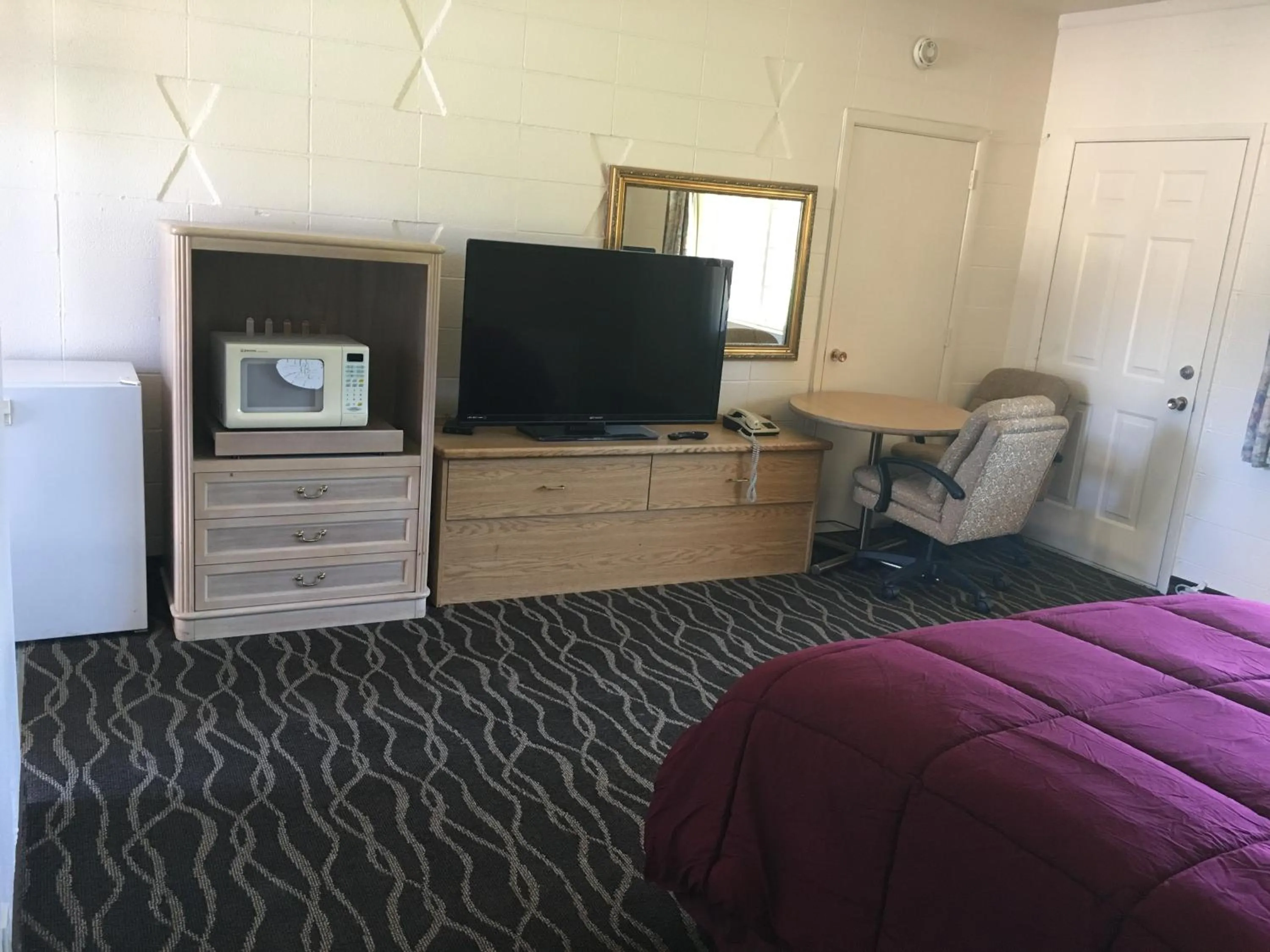 Bedroom in Budget Inn Motel