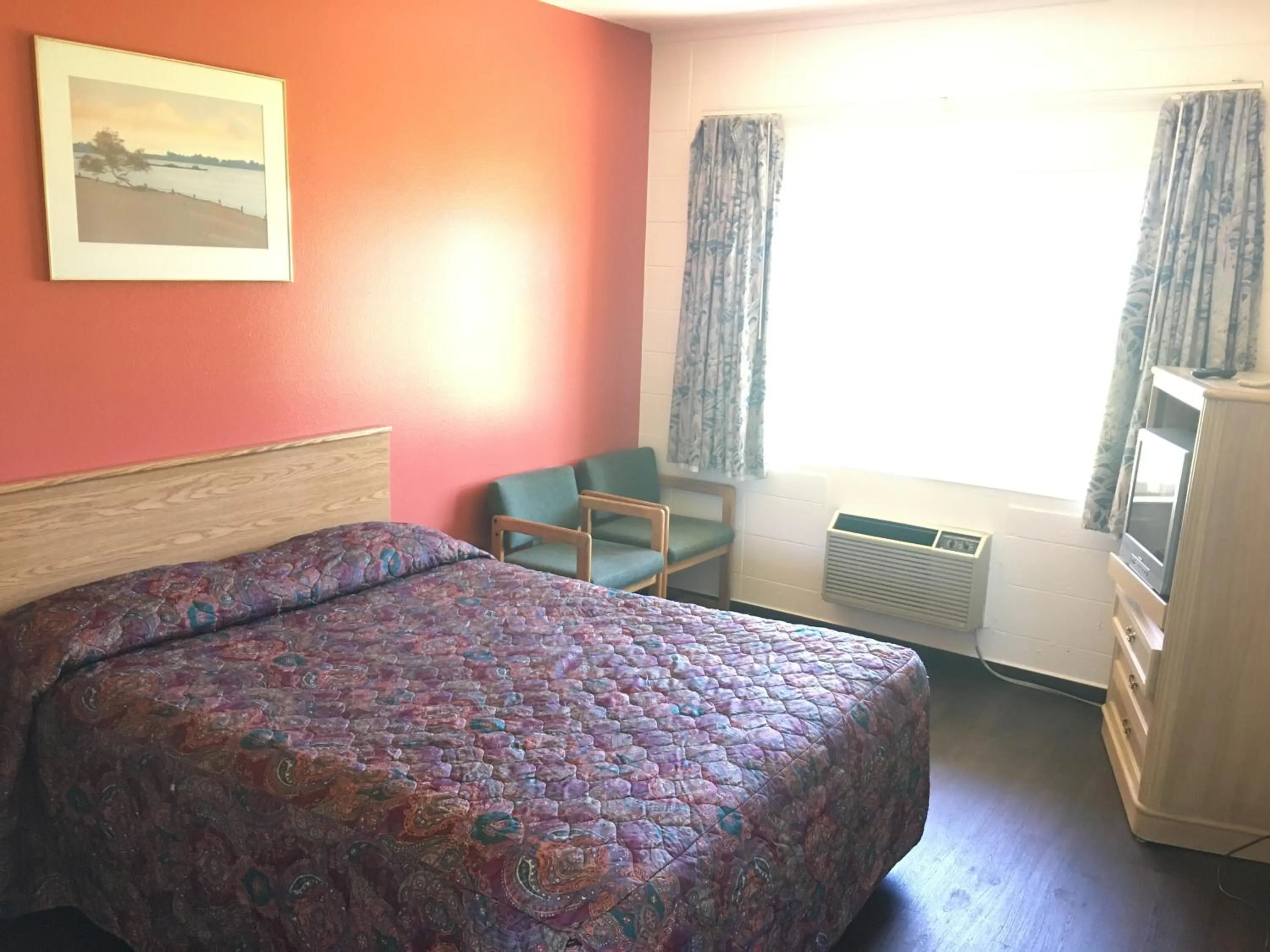 Bedroom, Bed in Budget Inn Motel