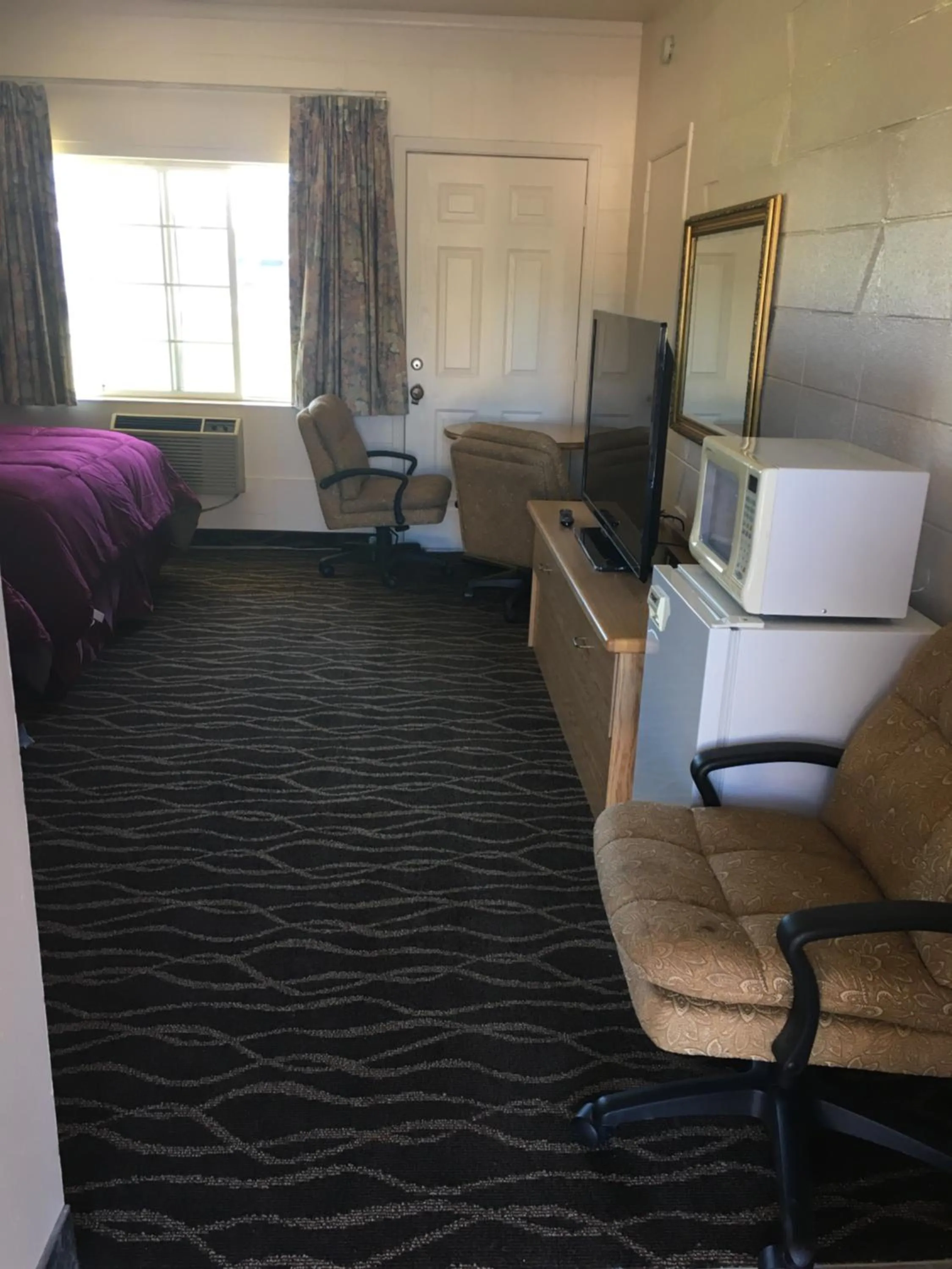 Bedroom, Bed in Budget Inn Motel
