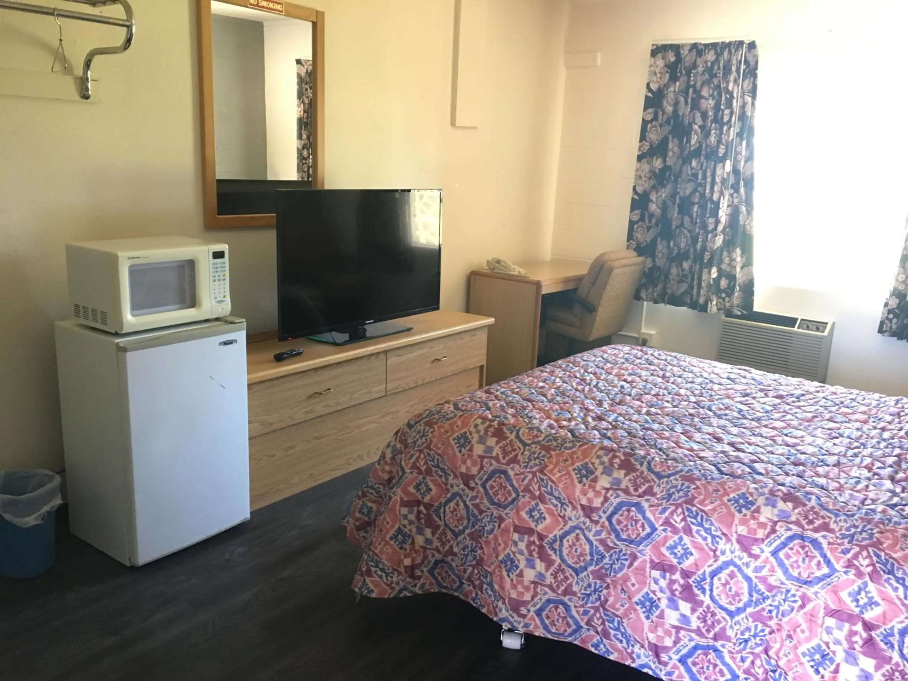 Bedroom, Bed in Budget Inn Motel