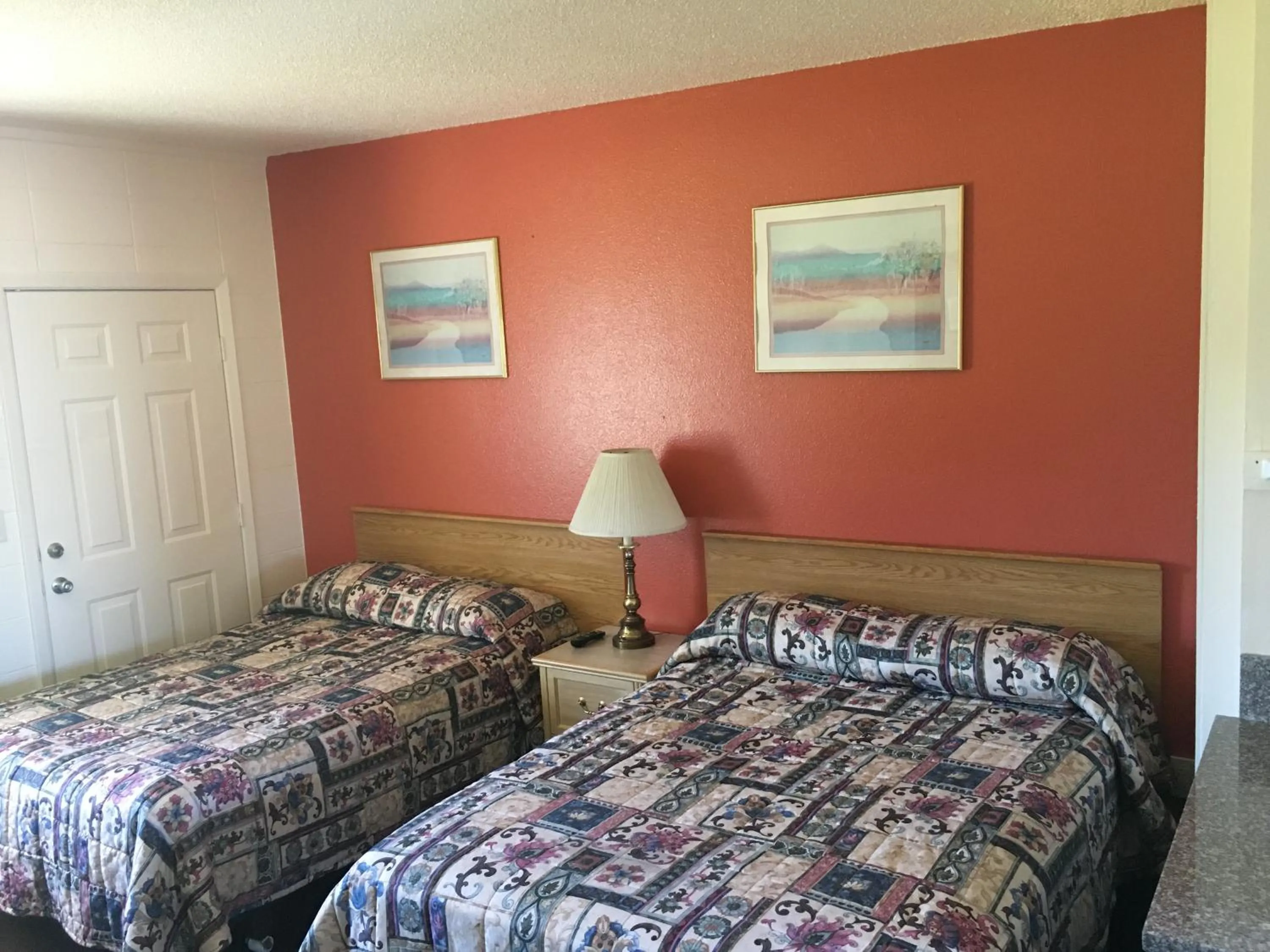 Bedroom, Bed in Budget Inn Motel