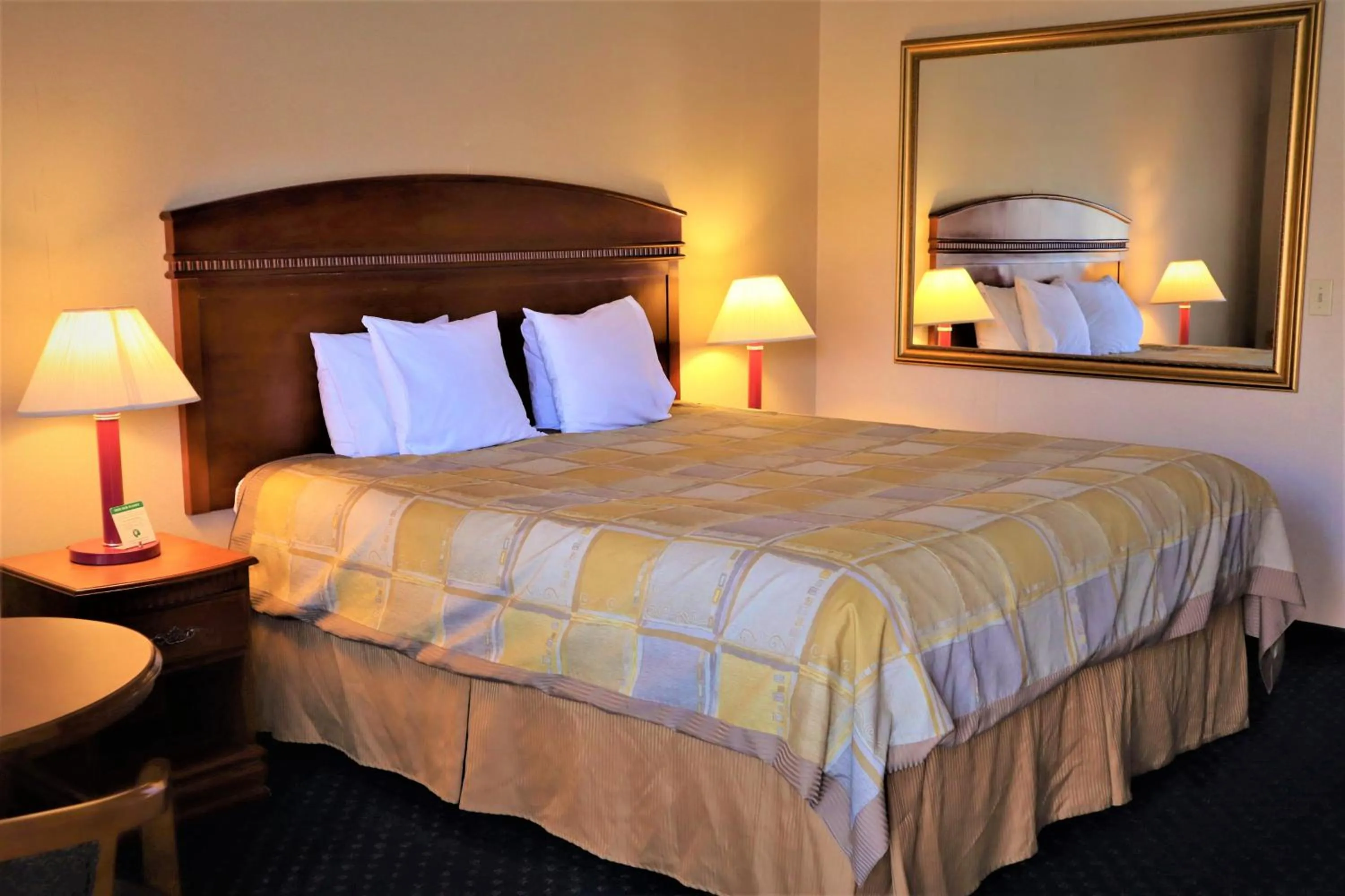 Bedroom, Bed in Starlight Inn & Suites Motel 29 Palms Joshua Tree National Park