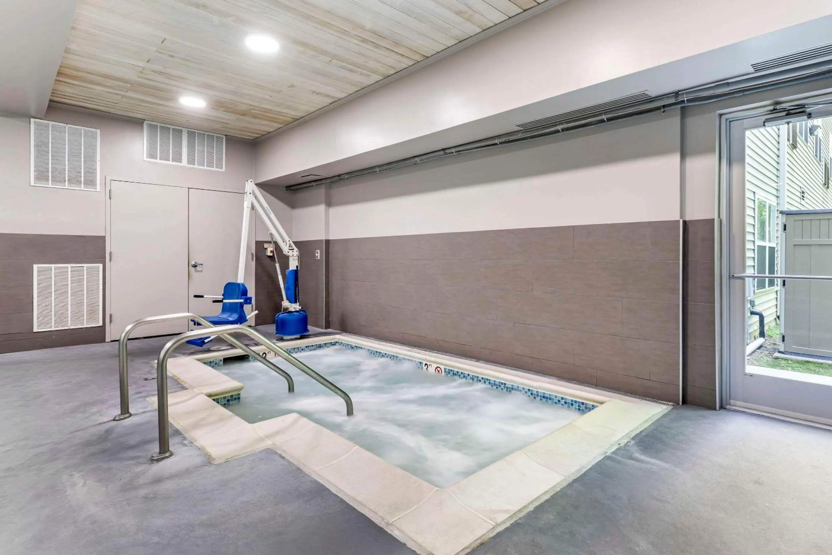 Swimming pool in Country Inn & Suites by Radisson, Annapolis, MD