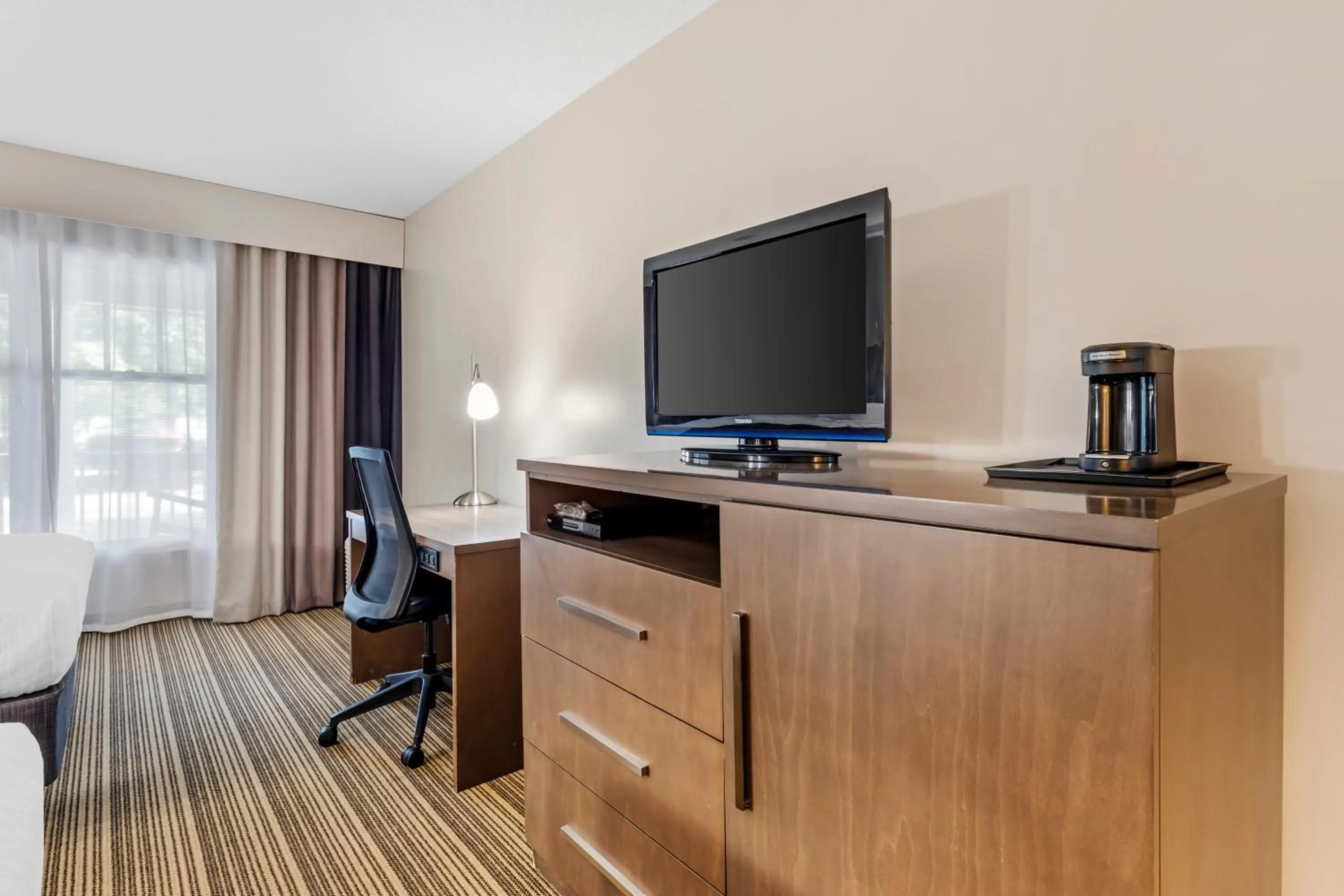 TV and multimedia in Country Inn & Suites by Radisson, Annapolis, MD