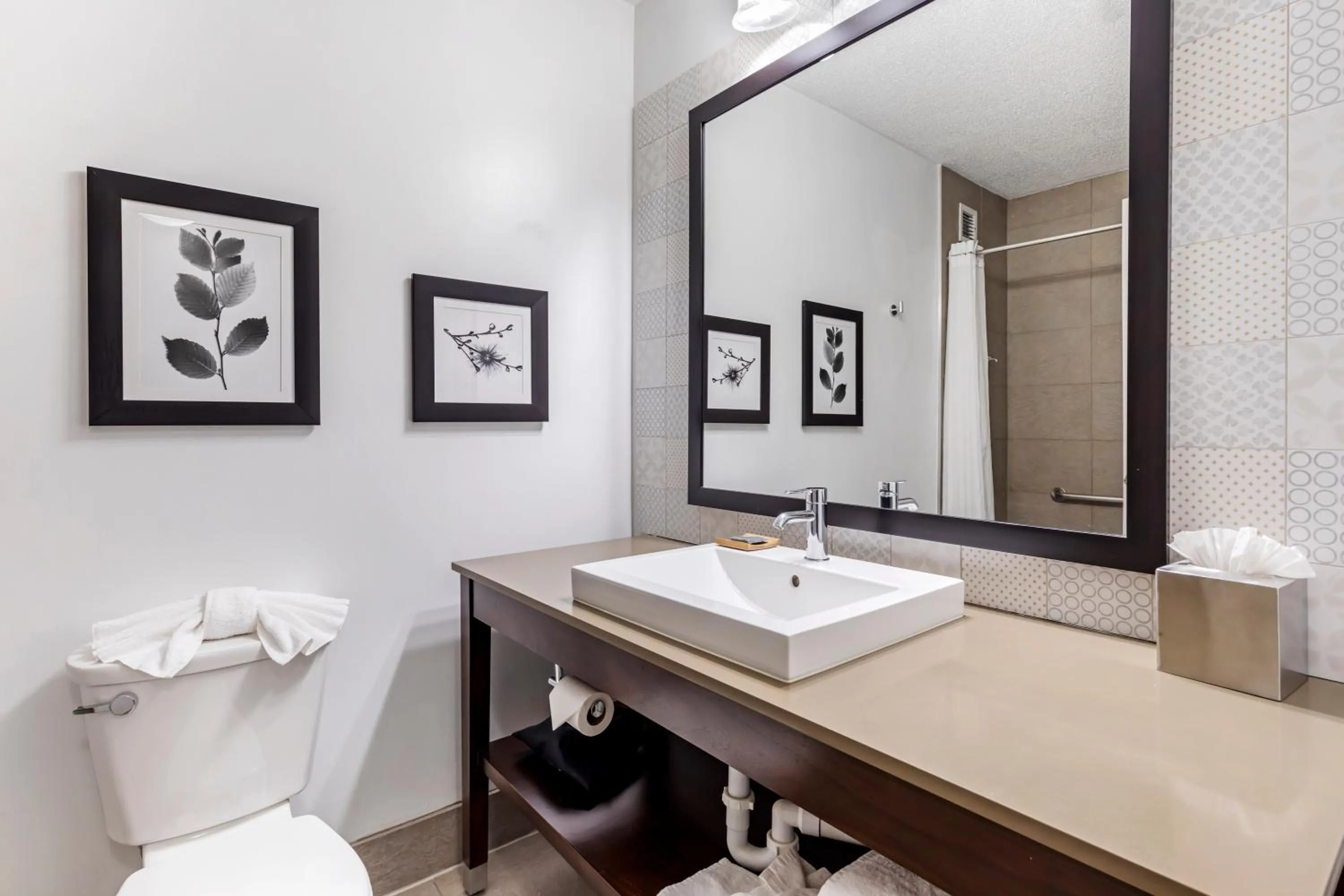 Bathroom in Country Inn & Suites by Radisson, Annapolis, MD