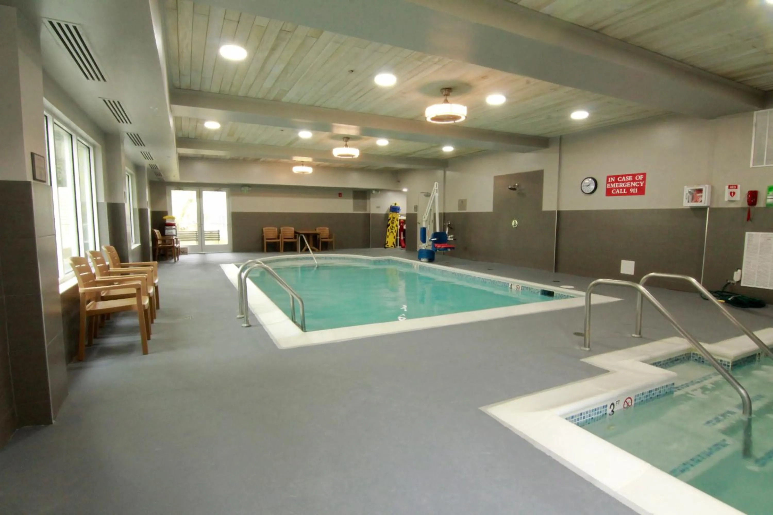 Swimming pool in Country Inn & Suites by Radisson, Annapolis, MD