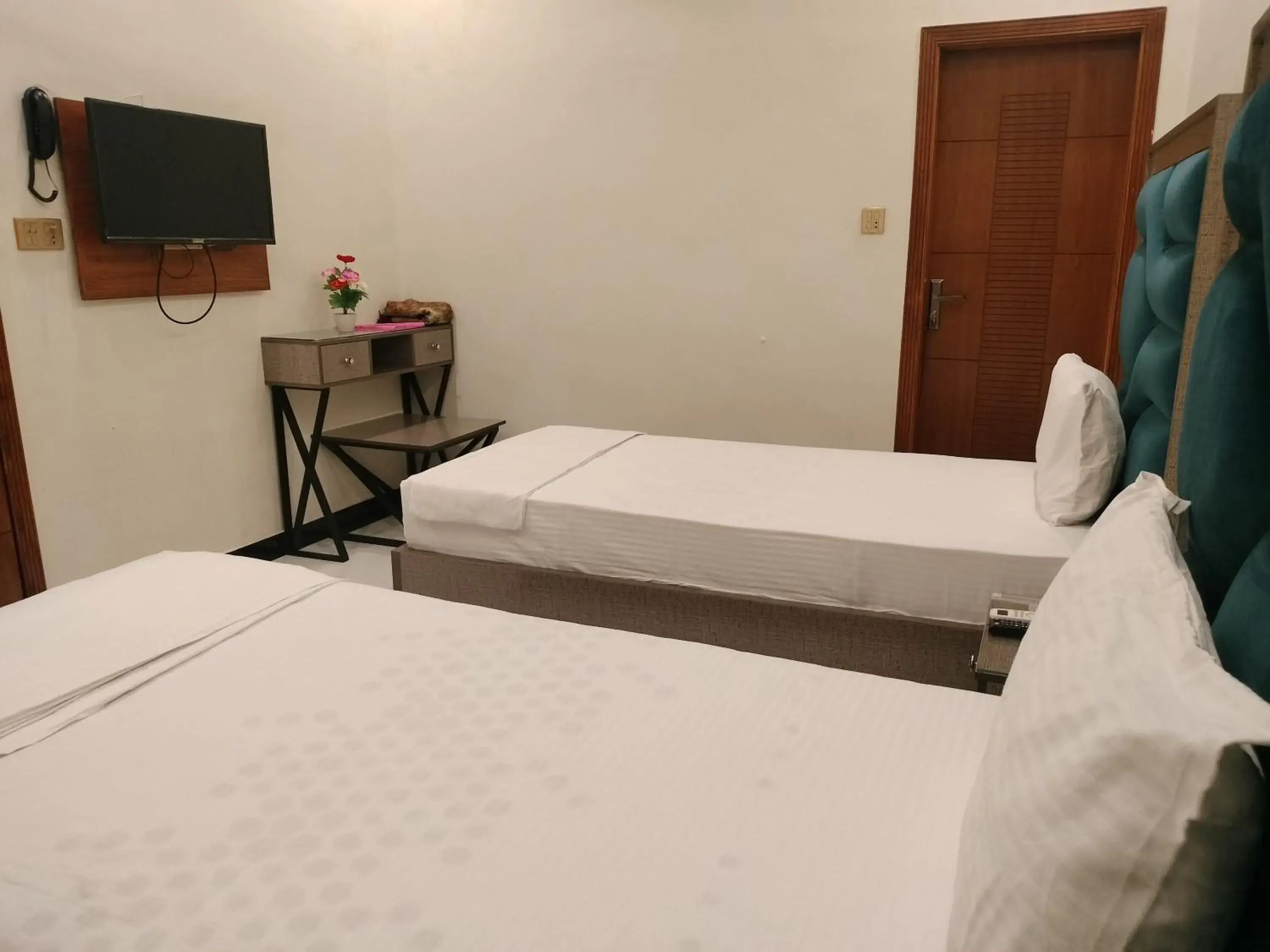 Deluxe Twin Room in Dove Inn Hotel Kalma Chowk Deluxe Twin Room in Dove Inn Hotel Kalma Chowk