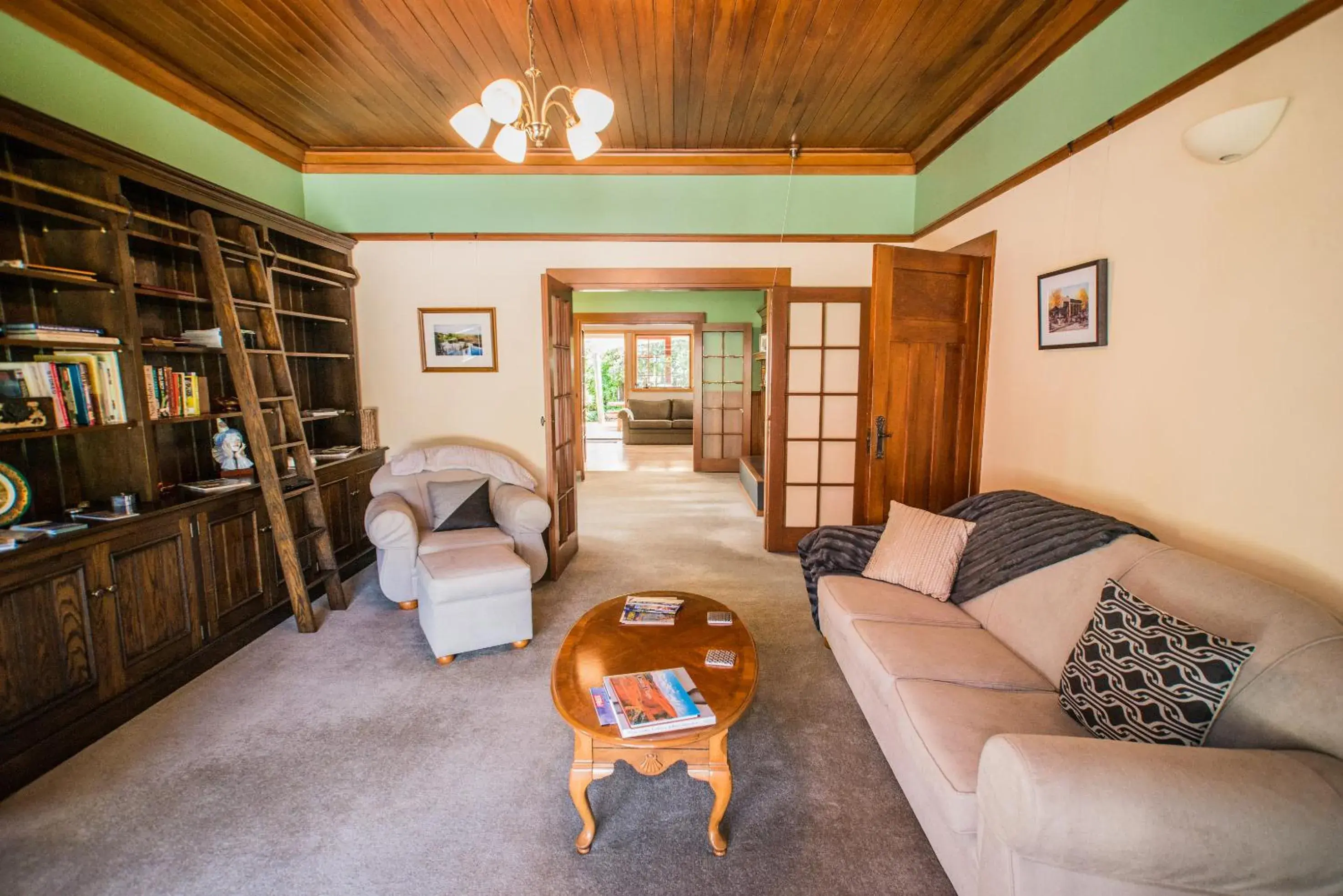 Library in Hartley Homestead Boutique Bed & Breakfast Library in Hartley Homestead Boutique Bed & Breakfast