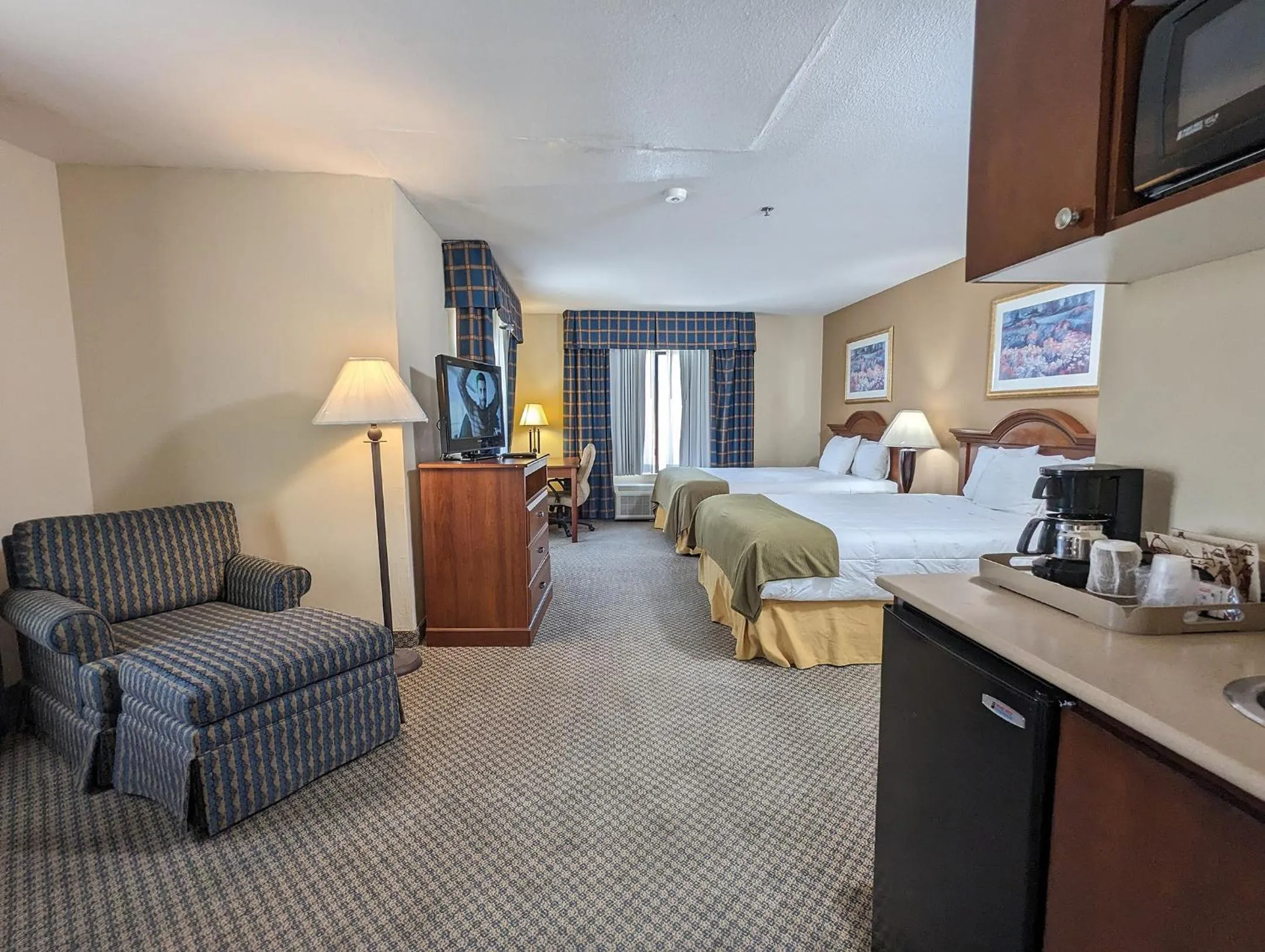 Bed in Oasis Inn & Suites 29 Palms Hotel Joshua Tree National Park