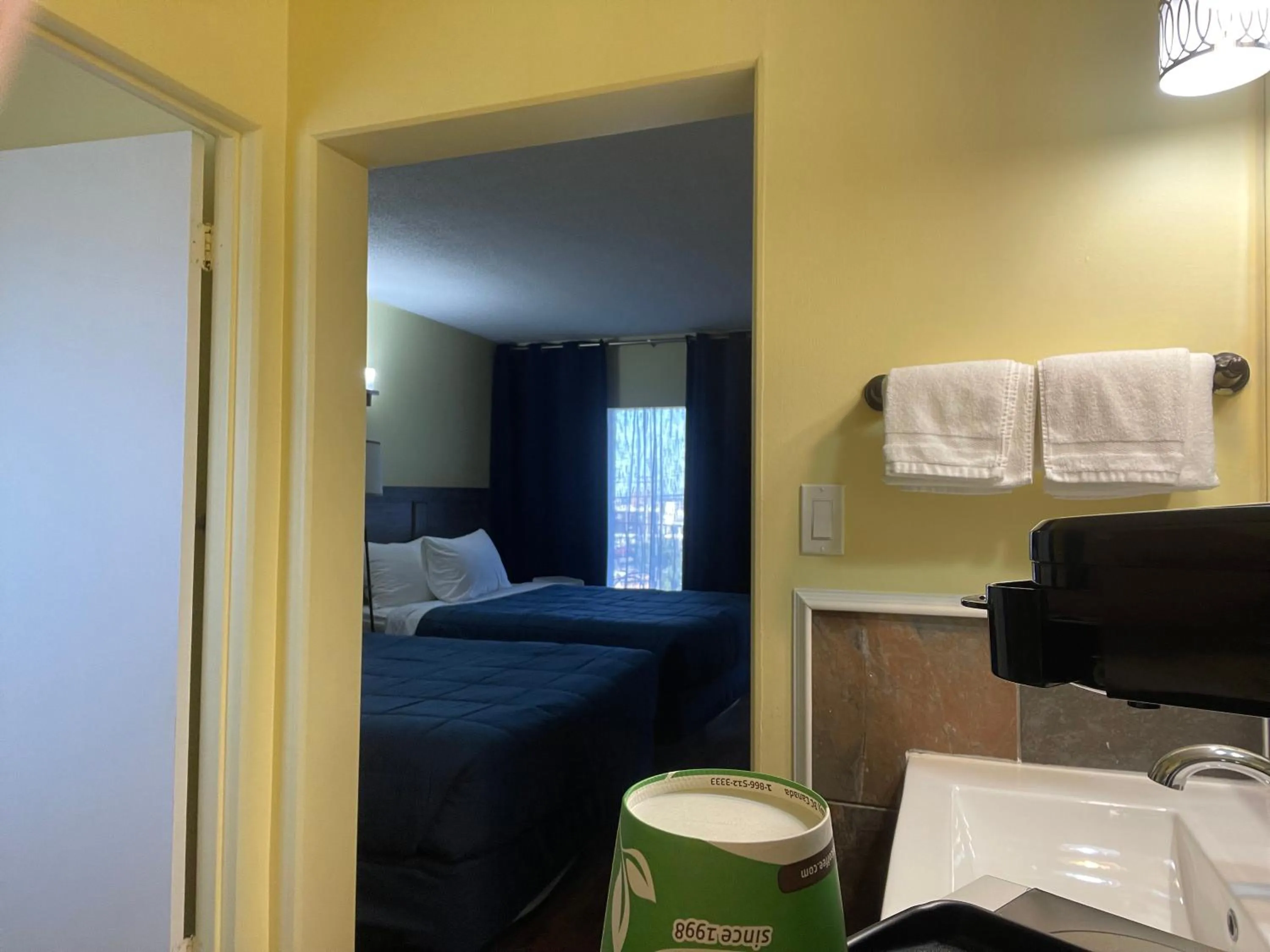 Photo of the whole room, Bed in Port-O-Call Inn