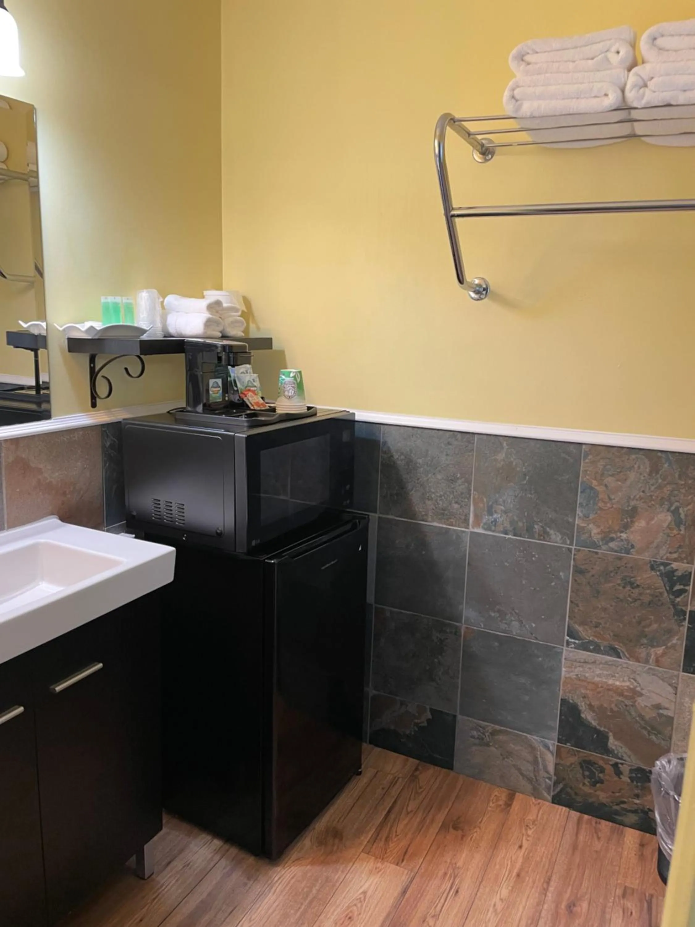 Kitchen or kitchenette in Port-O-Call Inn