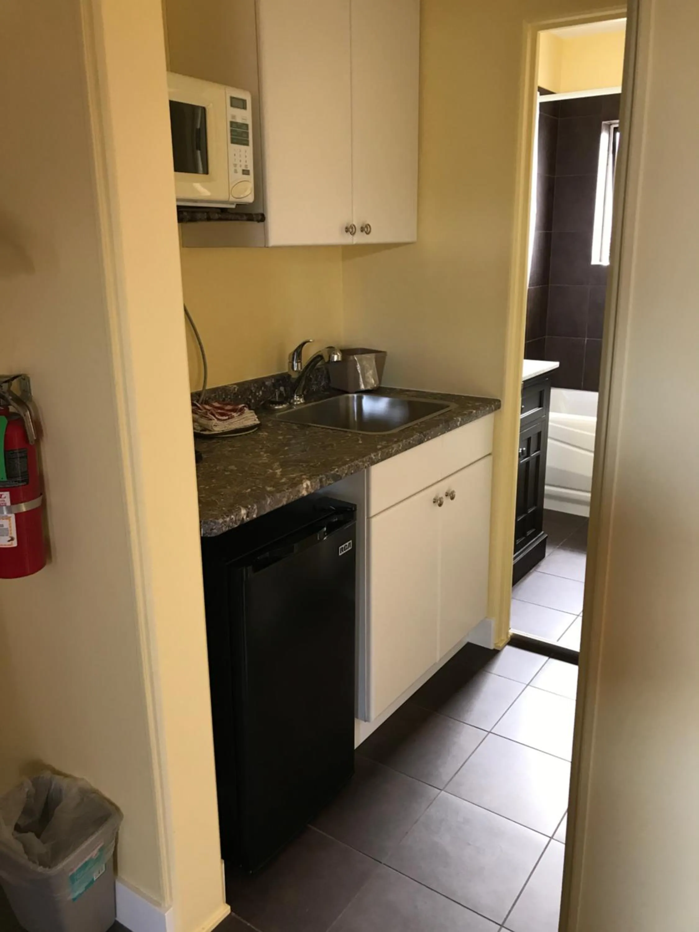 Kitchen or kitchenette in Port-O-Call Inn