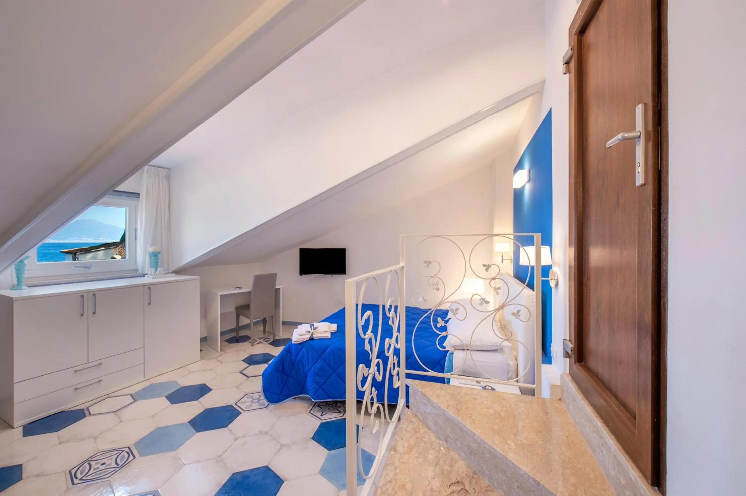 Bedroom, Bed in Caruso sea view