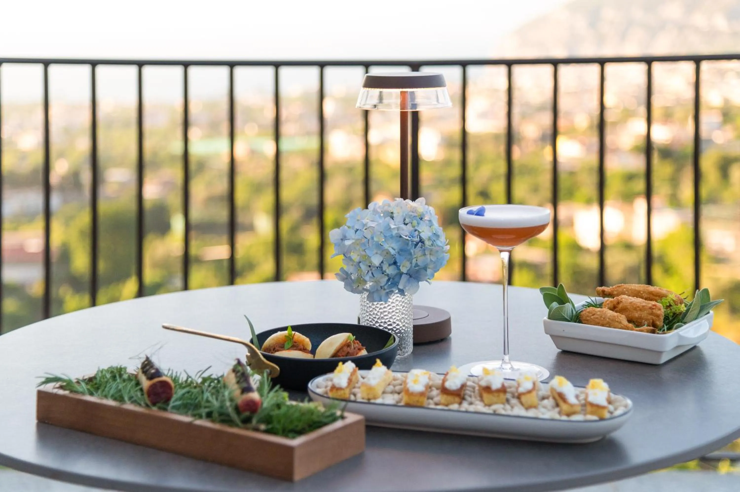 Restaurant/places to eat in Caruso sea view